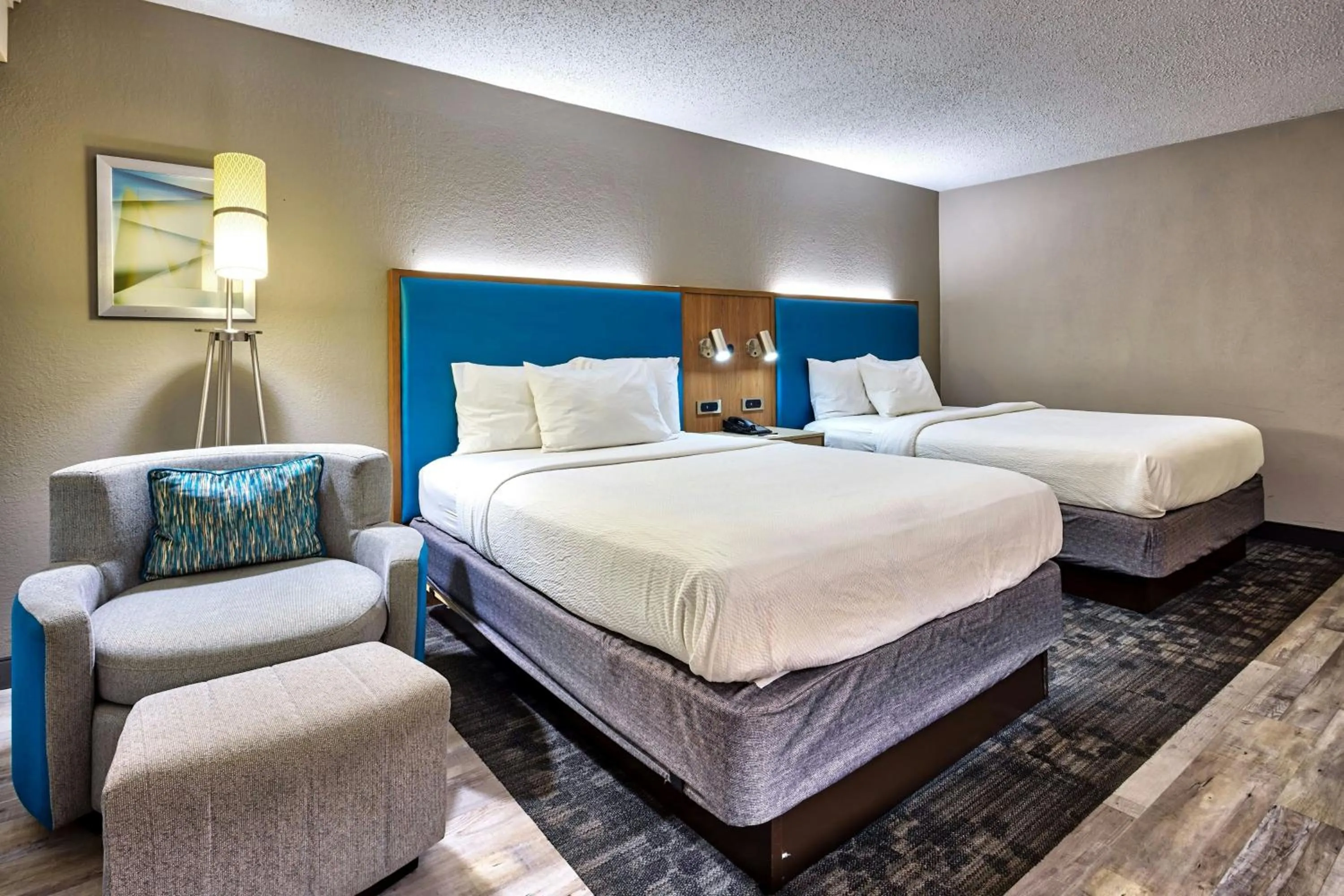 Photo of the whole room, Bed in Courtyard Hampton