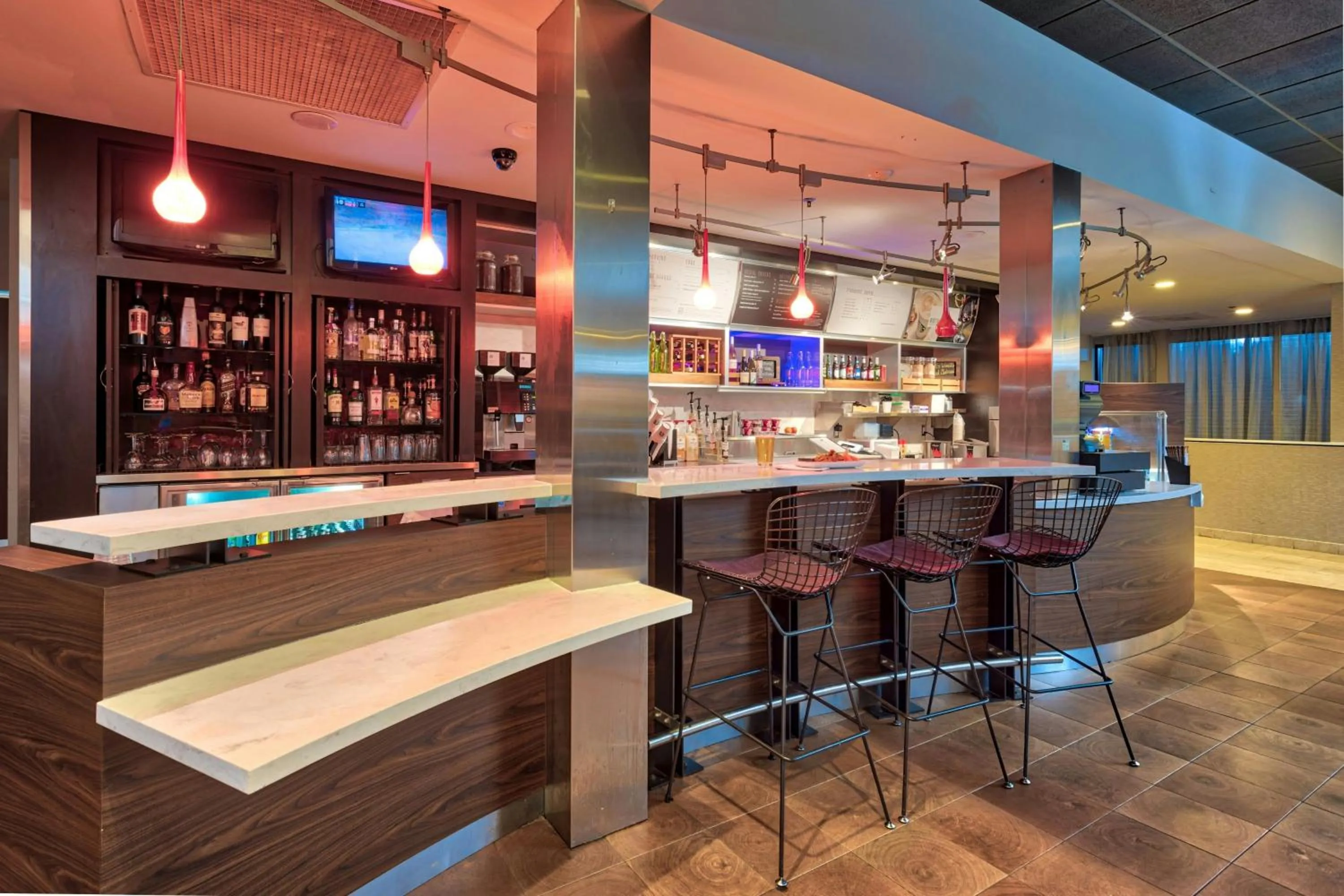 Restaurant/places to eat in Courtyard Hampton