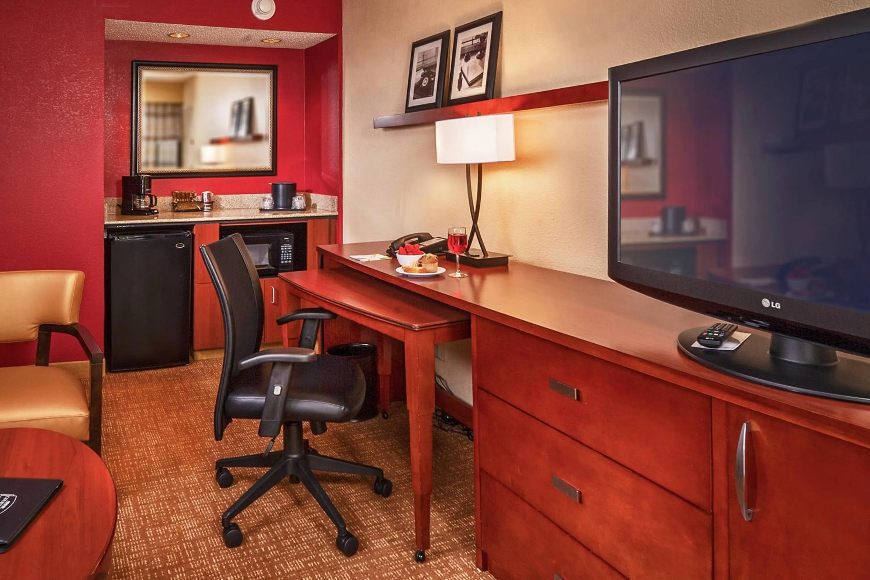 Photo of the whole room in Courtyard Hampton