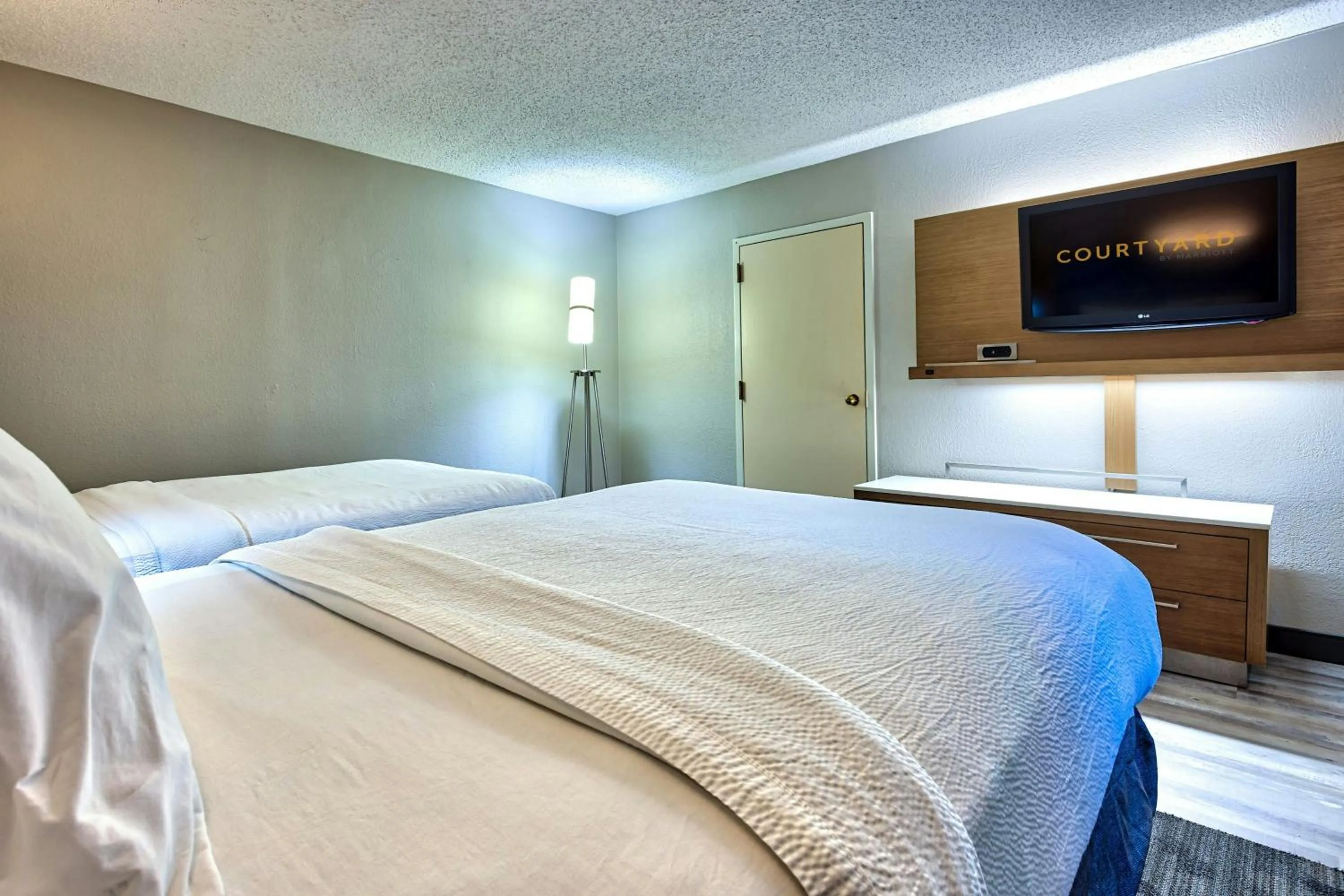 Photo of the whole room, Bed in Courtyard Hampton