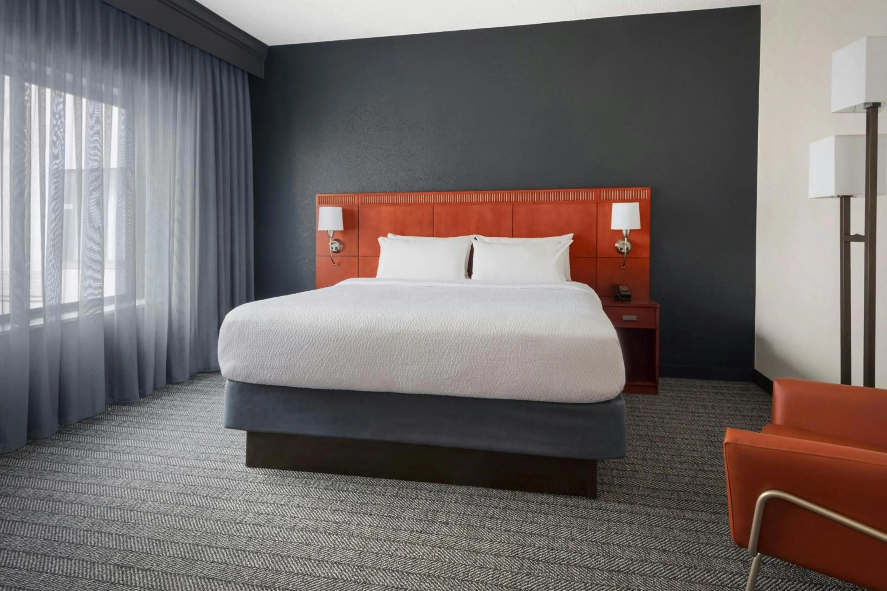 Photo of the whole room, Bed in Courtyard Philadelphia Valley Forge / King of Prussia