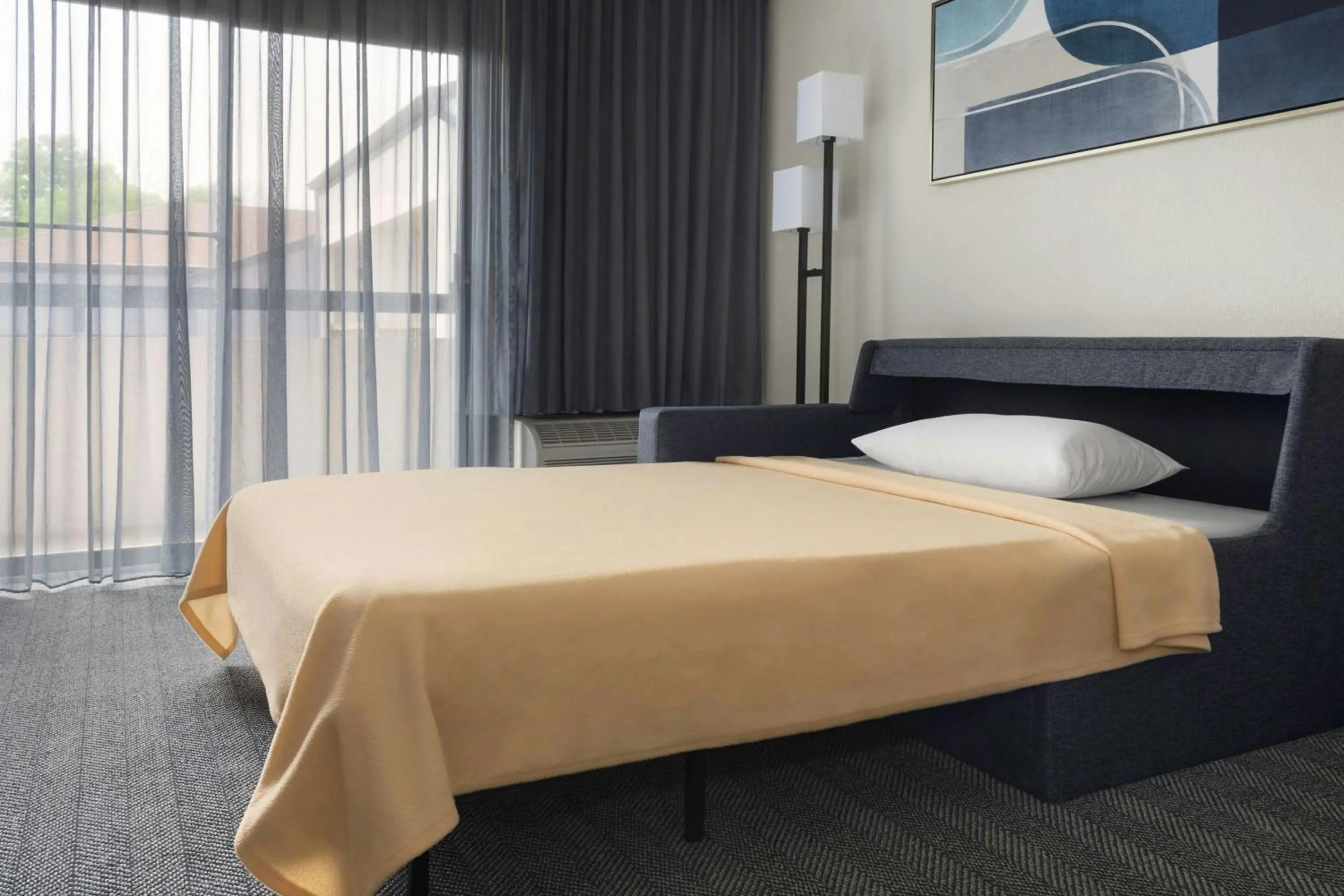 Photo of the whole room, Bed in Courtyard Philadelphia Valley Forge / King of Prussia