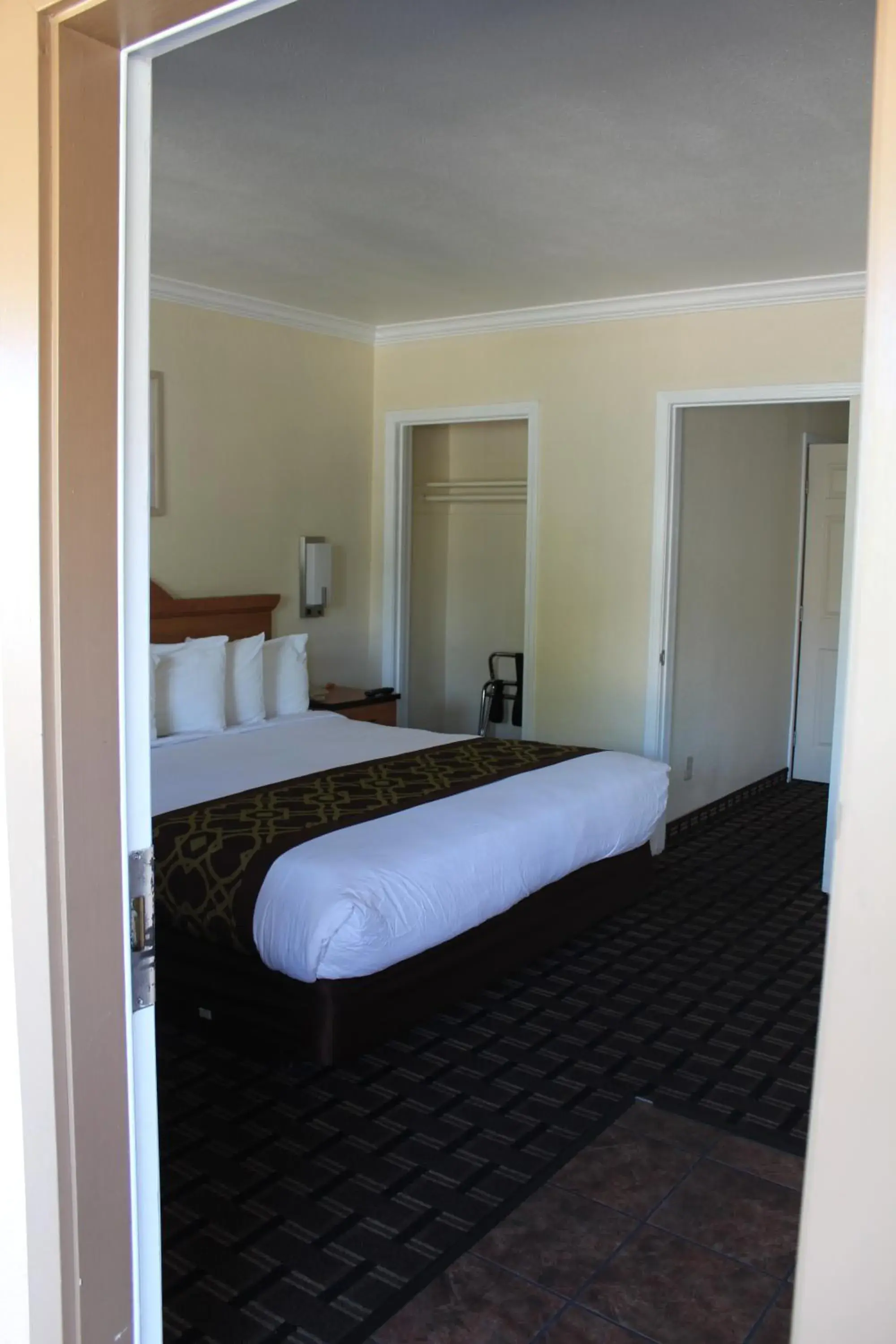 Garden view, Bed in Riverside Inn & Suites Santa Cruz Garden view, Bed in Riverside Inn & Suites Santa Cruz