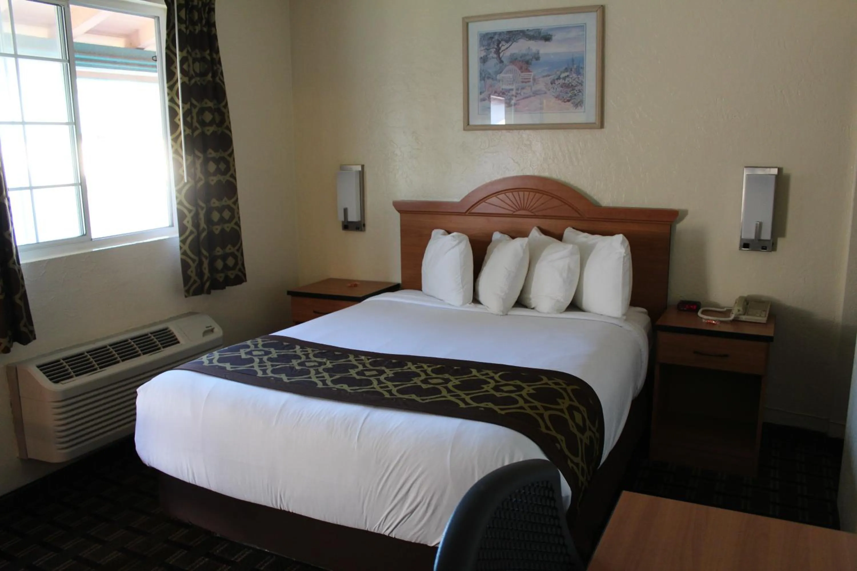 Bedroom, Bed in Riverside Inn & Suites Santa Cruz