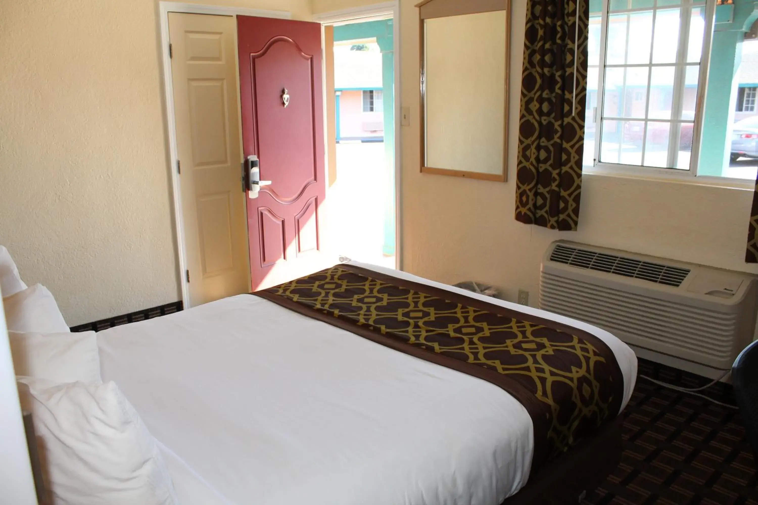 Inner courtyard view, Bed in Riverside Inn & Suites Santa Cruz Inner courtyard view, Bed in Riverside Inn & Suites Santa Cruz