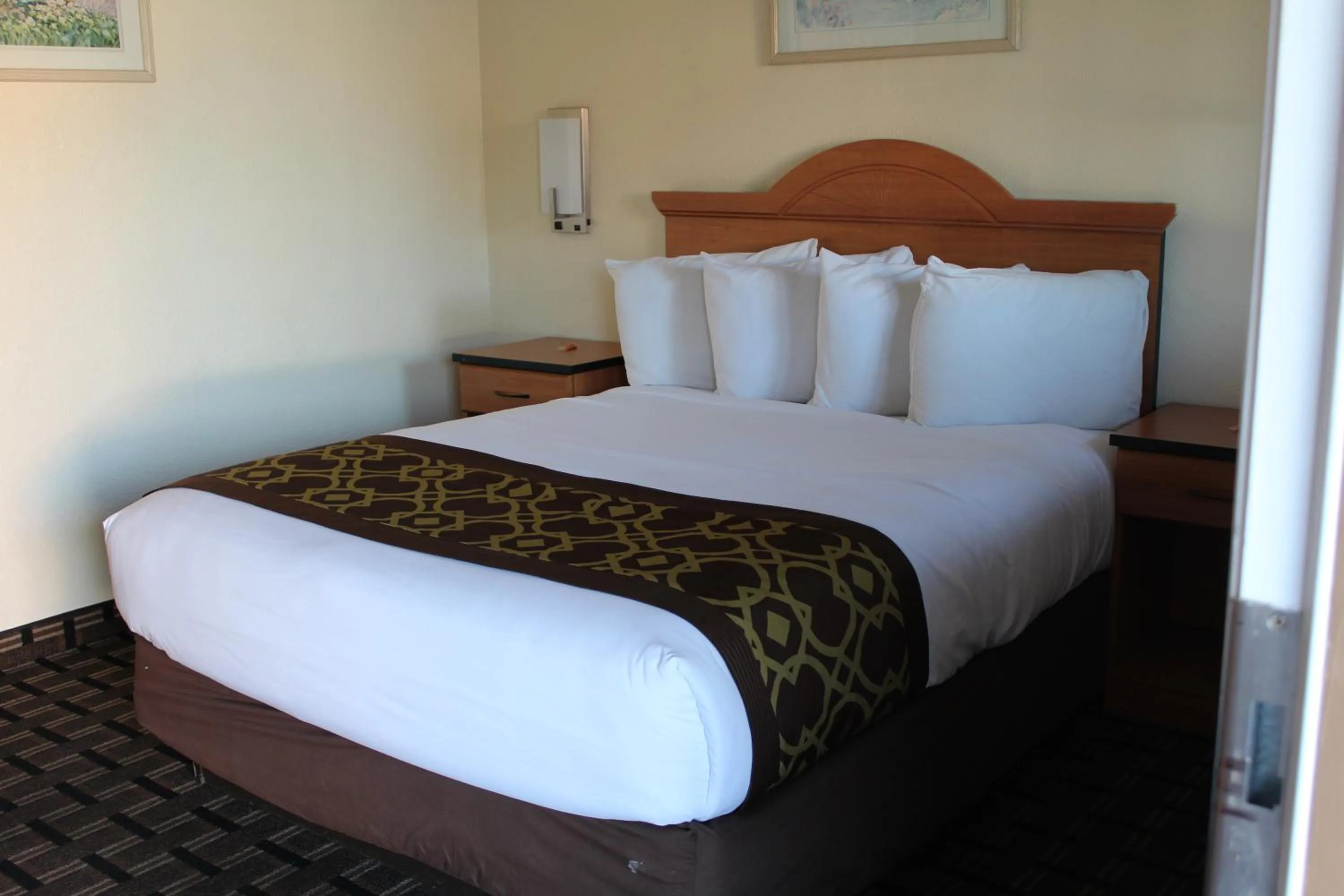 Bed in Riverside Inn & Suites Santa Cruz