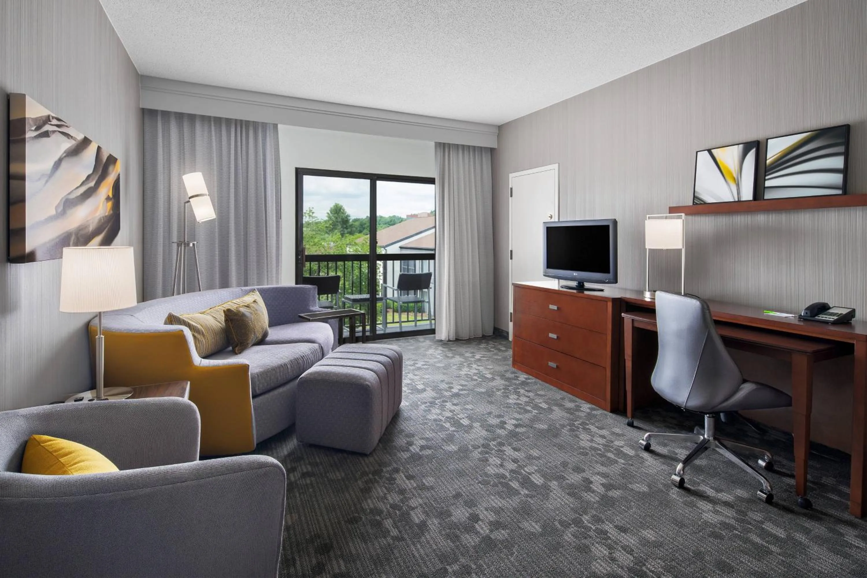 Living room in Courtyard by Marriott Pittsburgh Airport