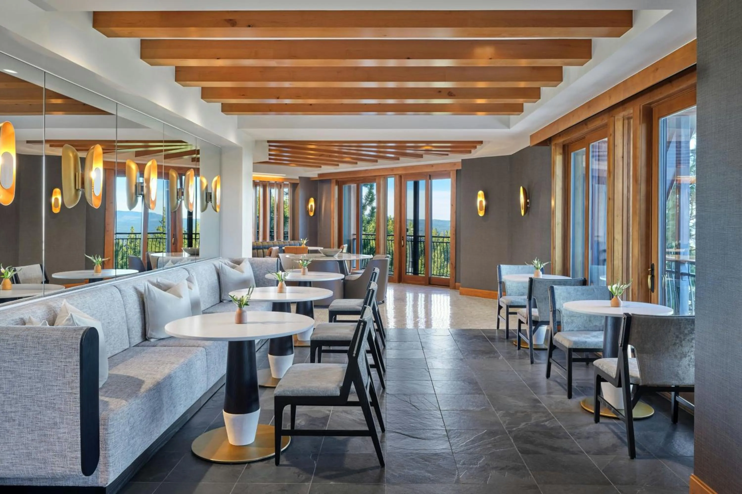 Lounge or bar in The Ritz-Carlton, Lake Tahoe