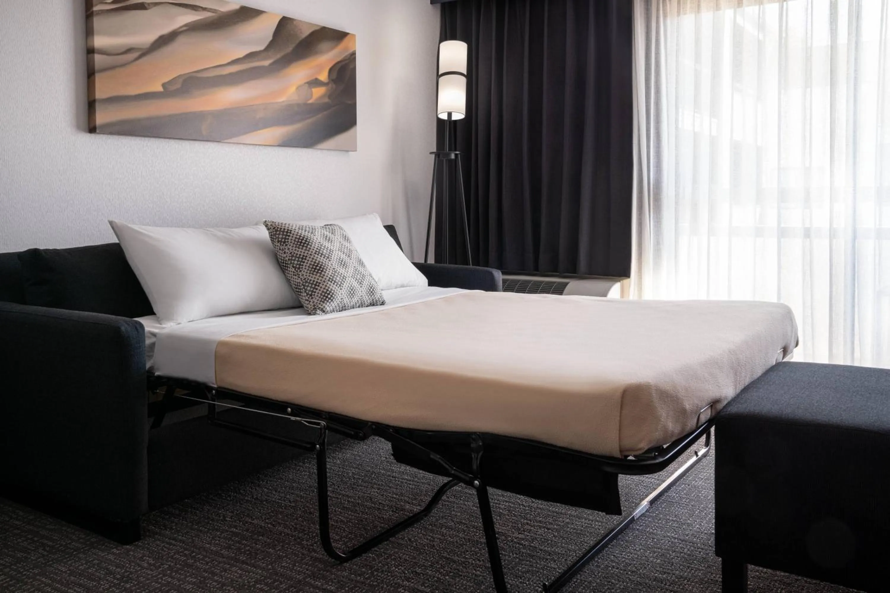 Photo of the whole room, Bed in Courtyard Sacramento Rancho Cordova