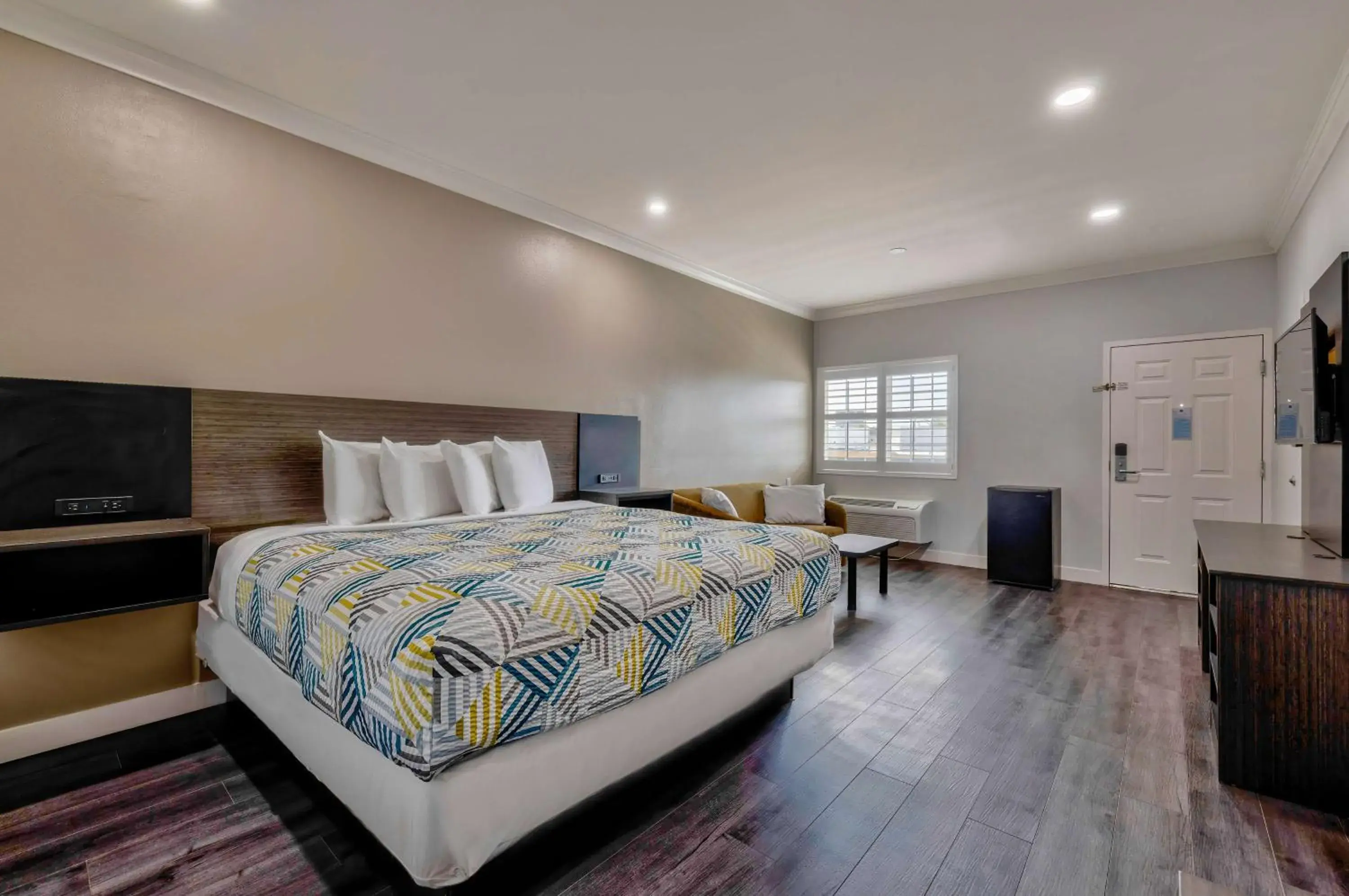 Deluxe King Suite - Non-Smoking in Motel 6 South Gate CA Deluxe King Suite - Non-Smoking in Motel 6 South Gate CA