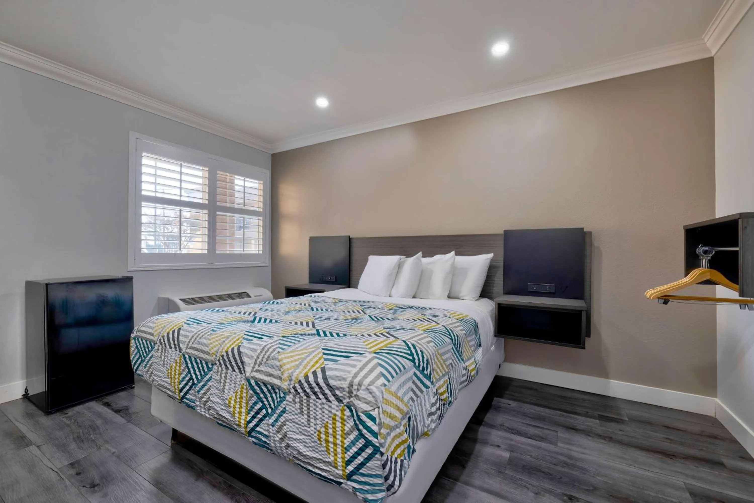 Bedroom, Bed in Motel 6 South Gate CA