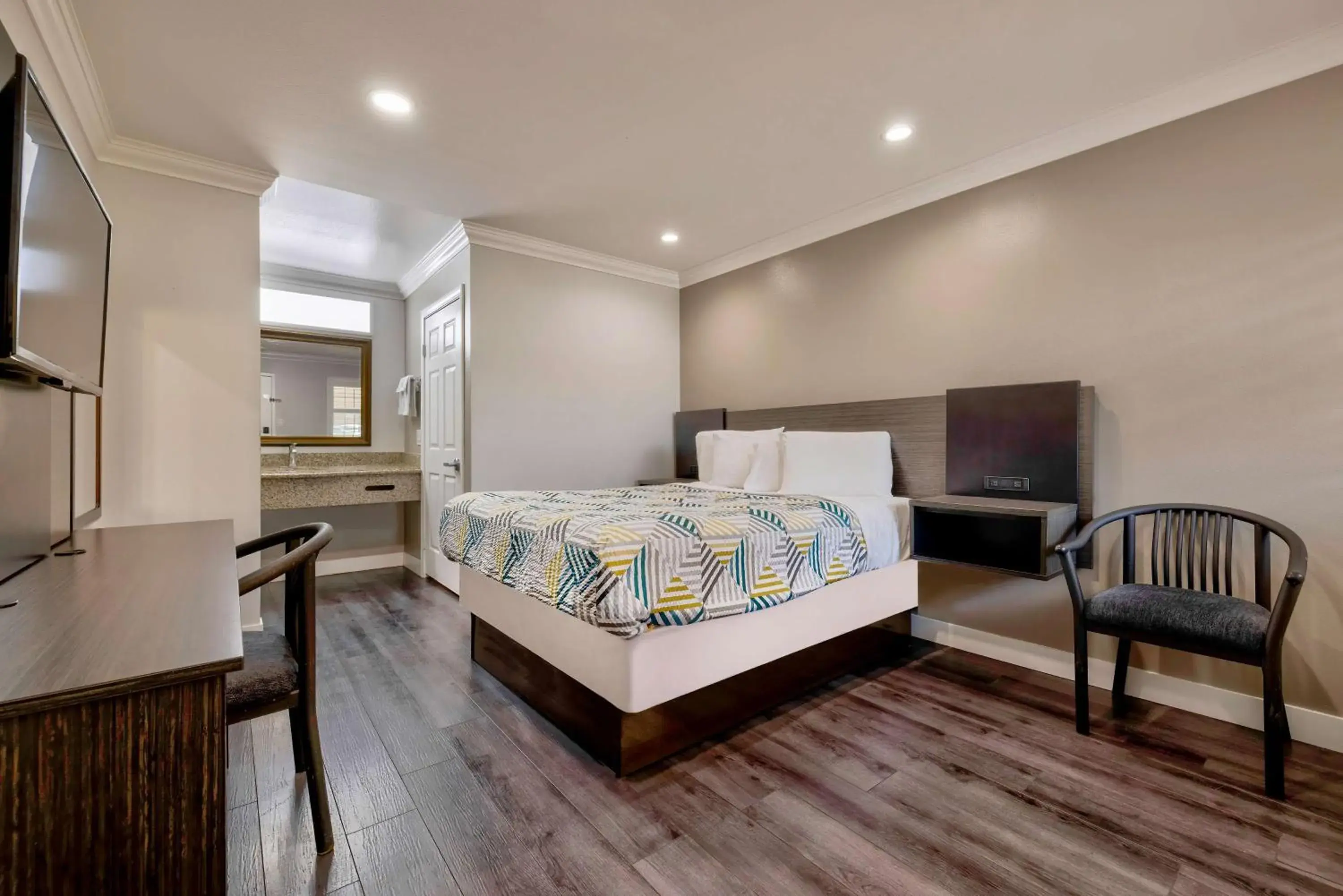 Queen Room - Smoking in Motel 6 South Gate CA Queen Room - Smoking in Motel 6 South Gate CA