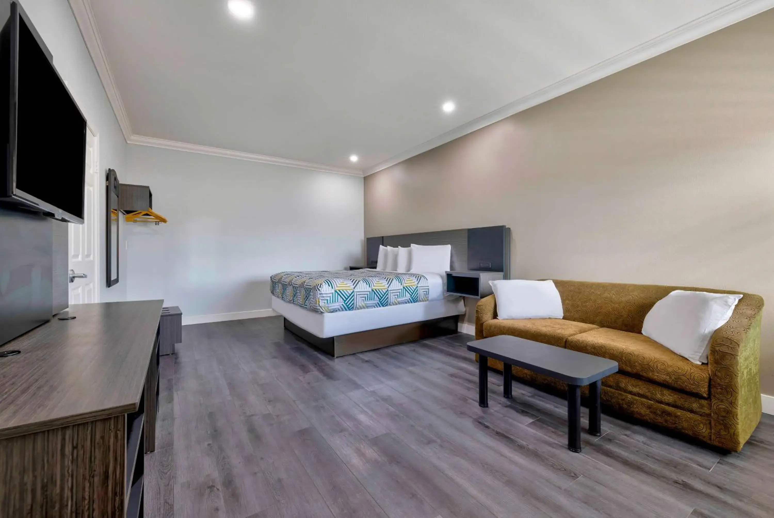 Queen Room - Disability Access - Non-Smoking in Motel 6 South Gate CA Queen Room - Disability Access - Non-Smoking in Motel 6 South Gate CA