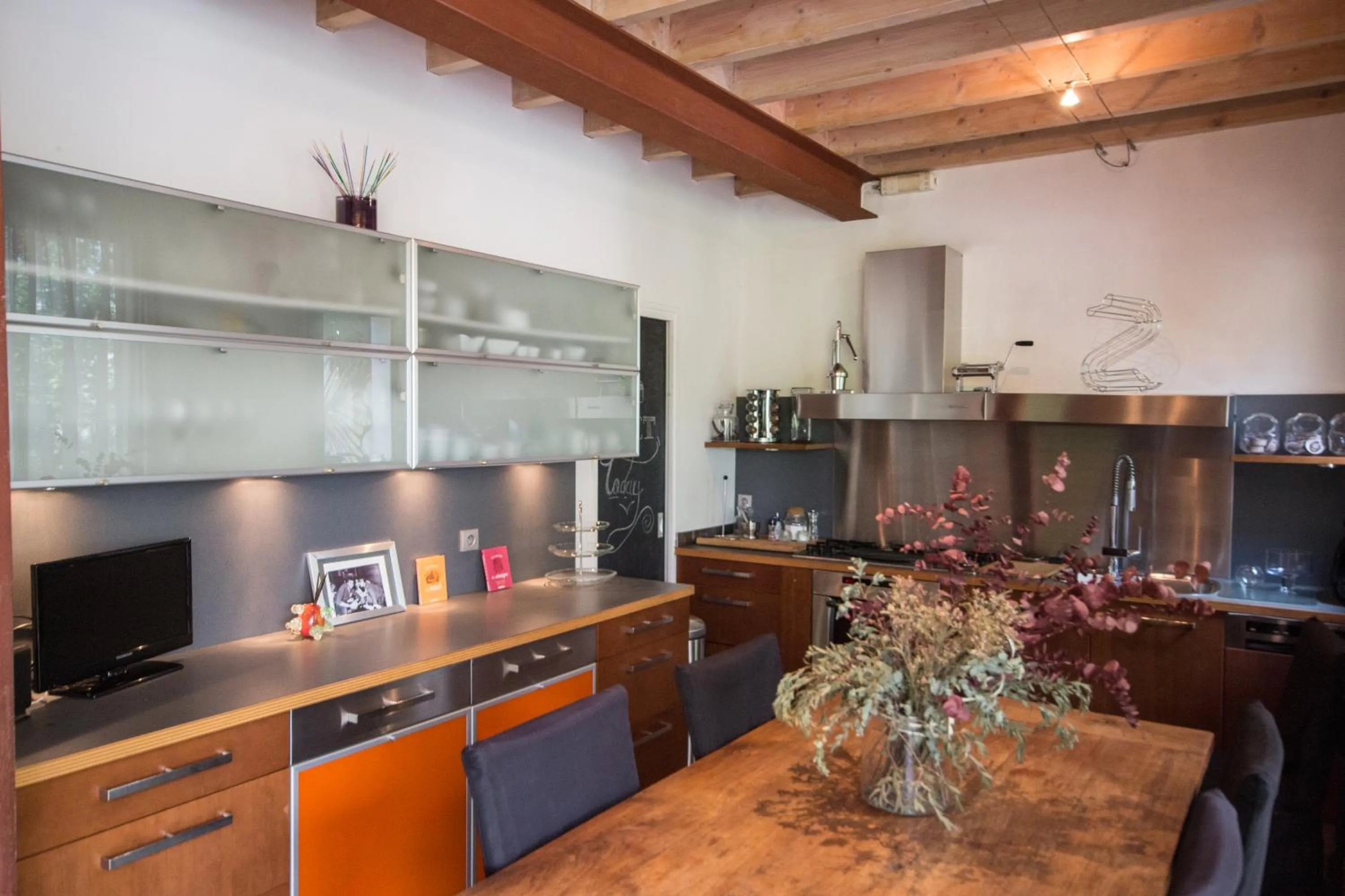 Communal kitchen in Bed and Breakfast Shandita