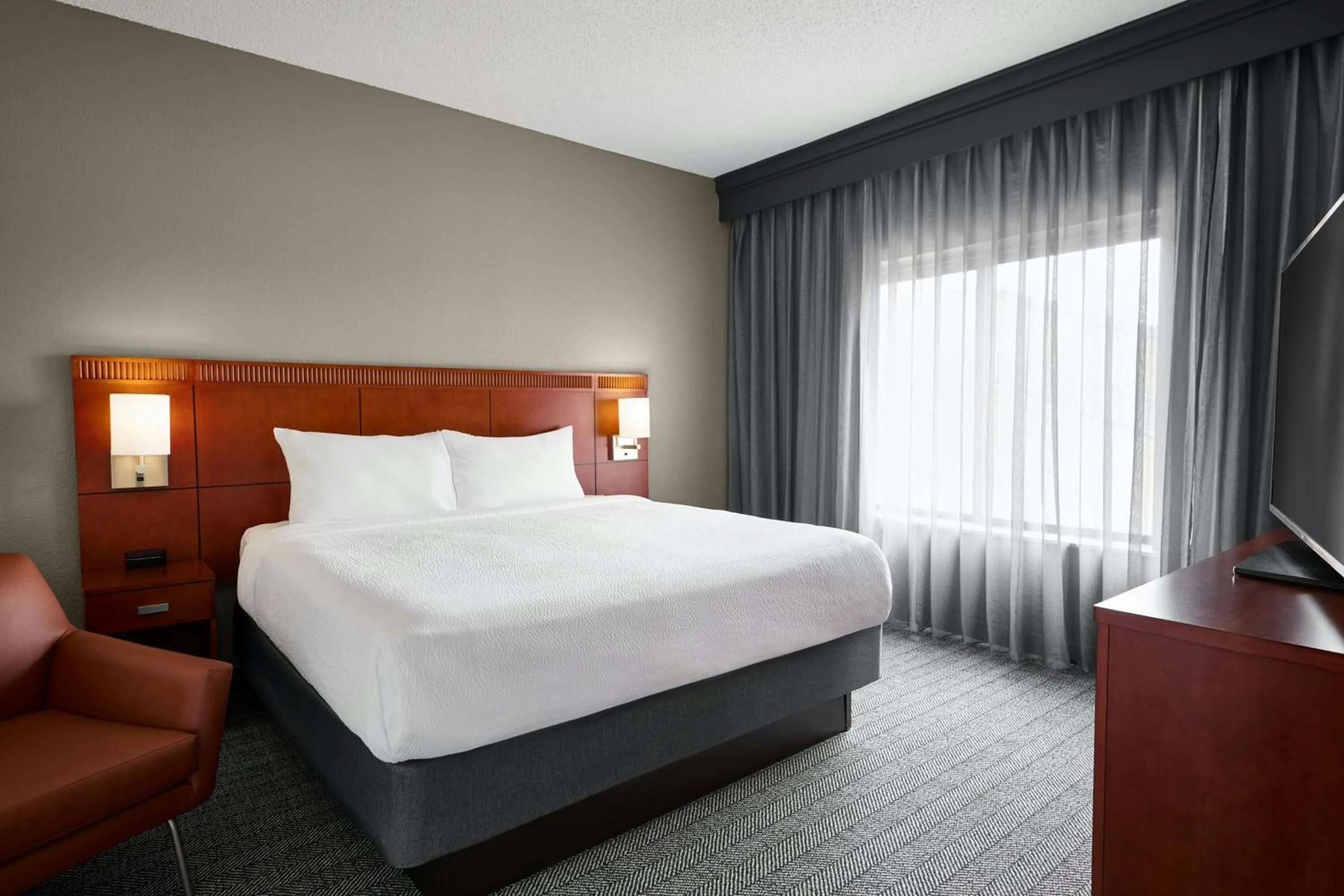 Bedroom, Bed in Courtyard St. Louis Creve Coeur