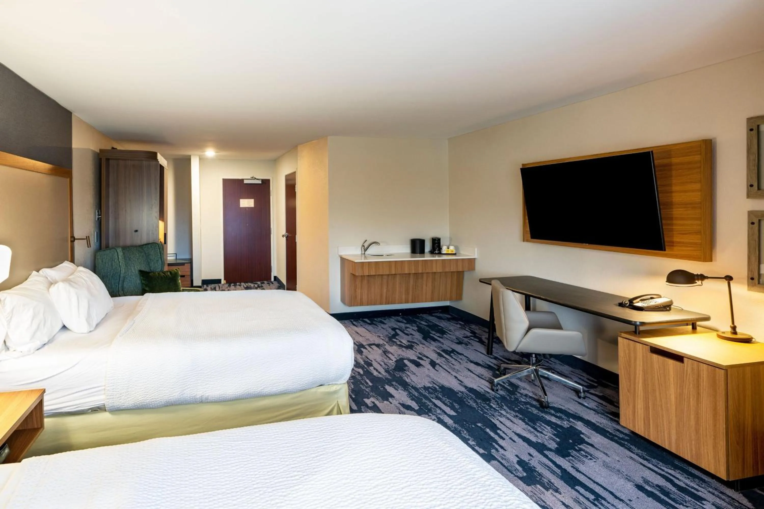 Photo of the whole room, Bed in Fairfield Inn & Suites by Marriott St Louis Chesterfield