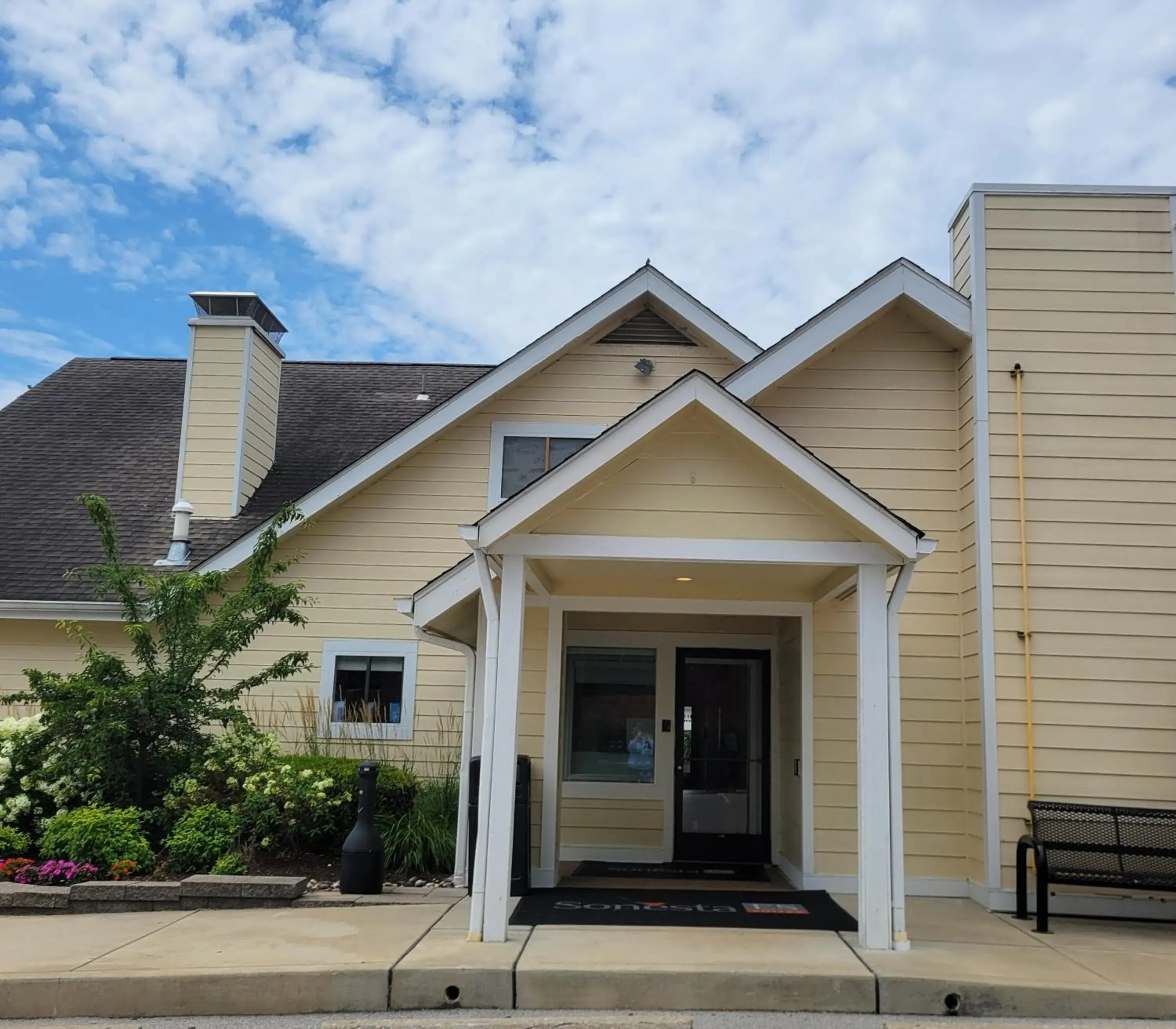 Property building in Sonesta ES Suites St. Louis - Chesterfield Property building in Sonesta ES Suites St. Louis - Chesterfield