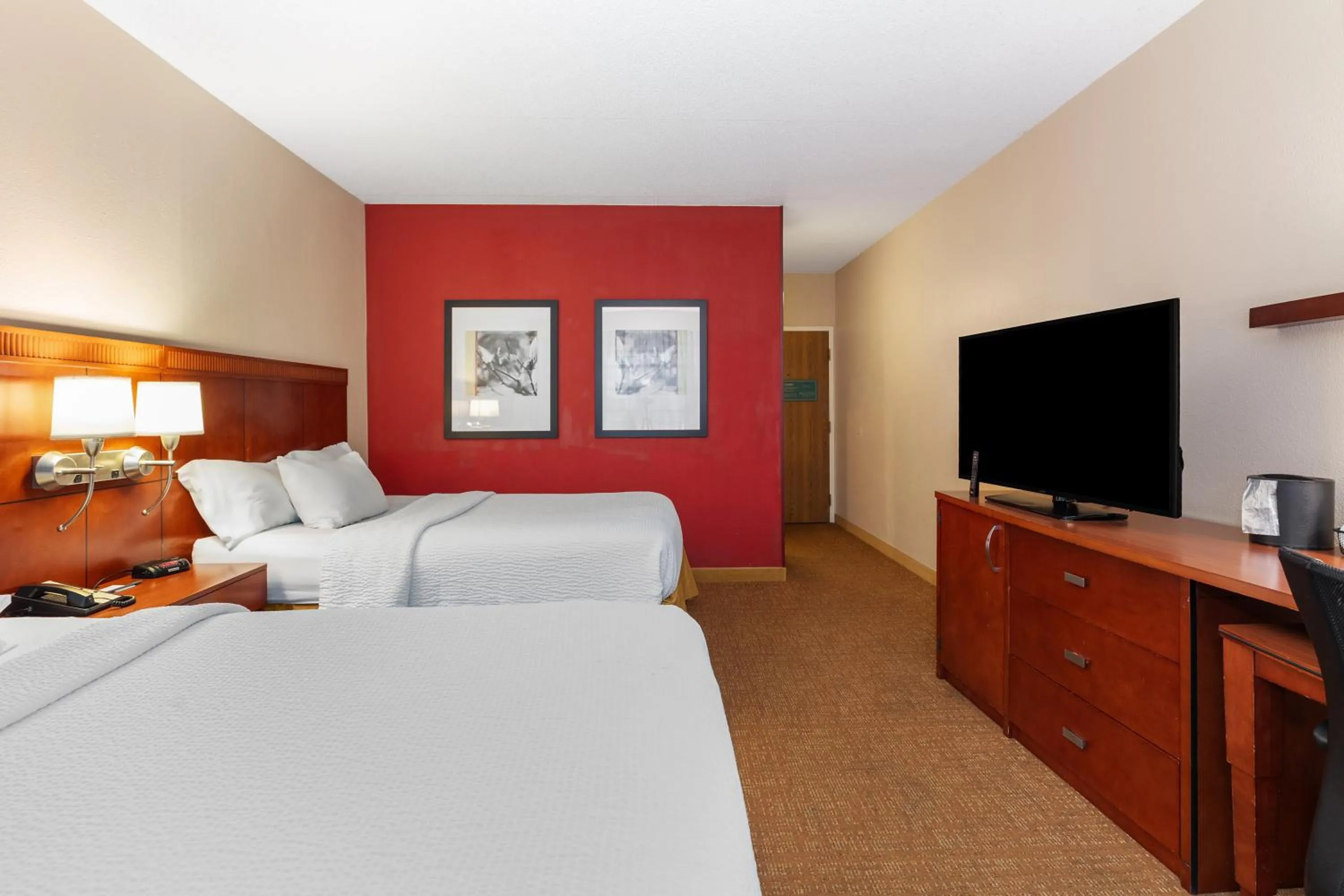 Bedroom, Bed in Courtyard Toledo Airport Holland