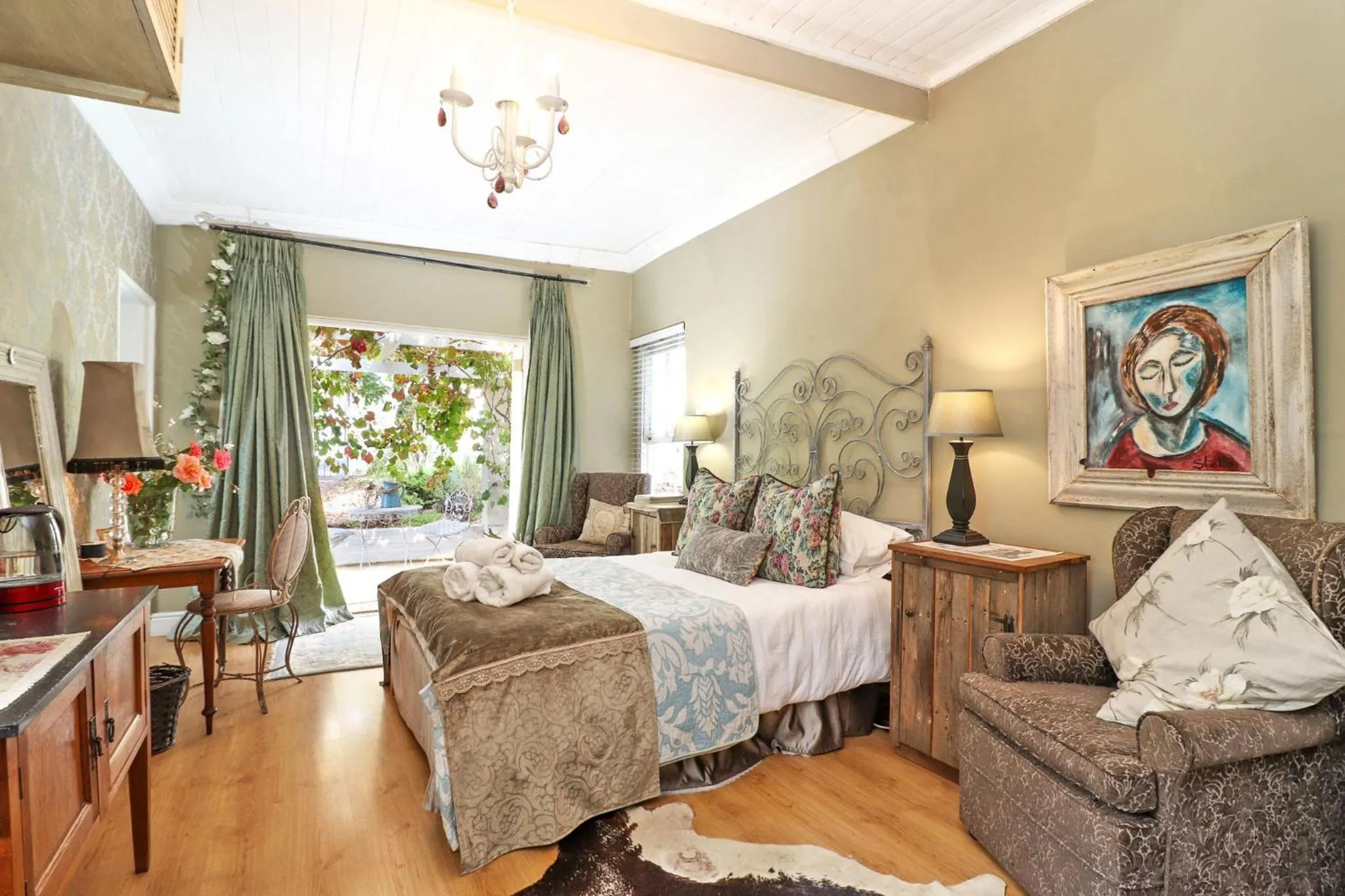 Guests, Bed in Three Oaks