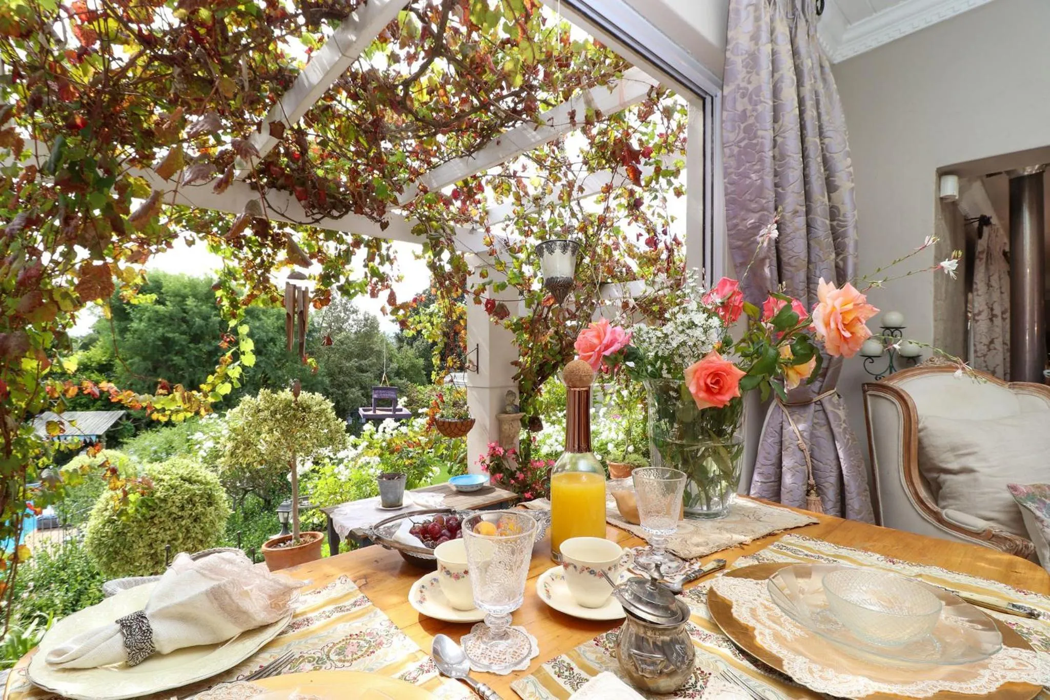 Dining area in Three Oaks