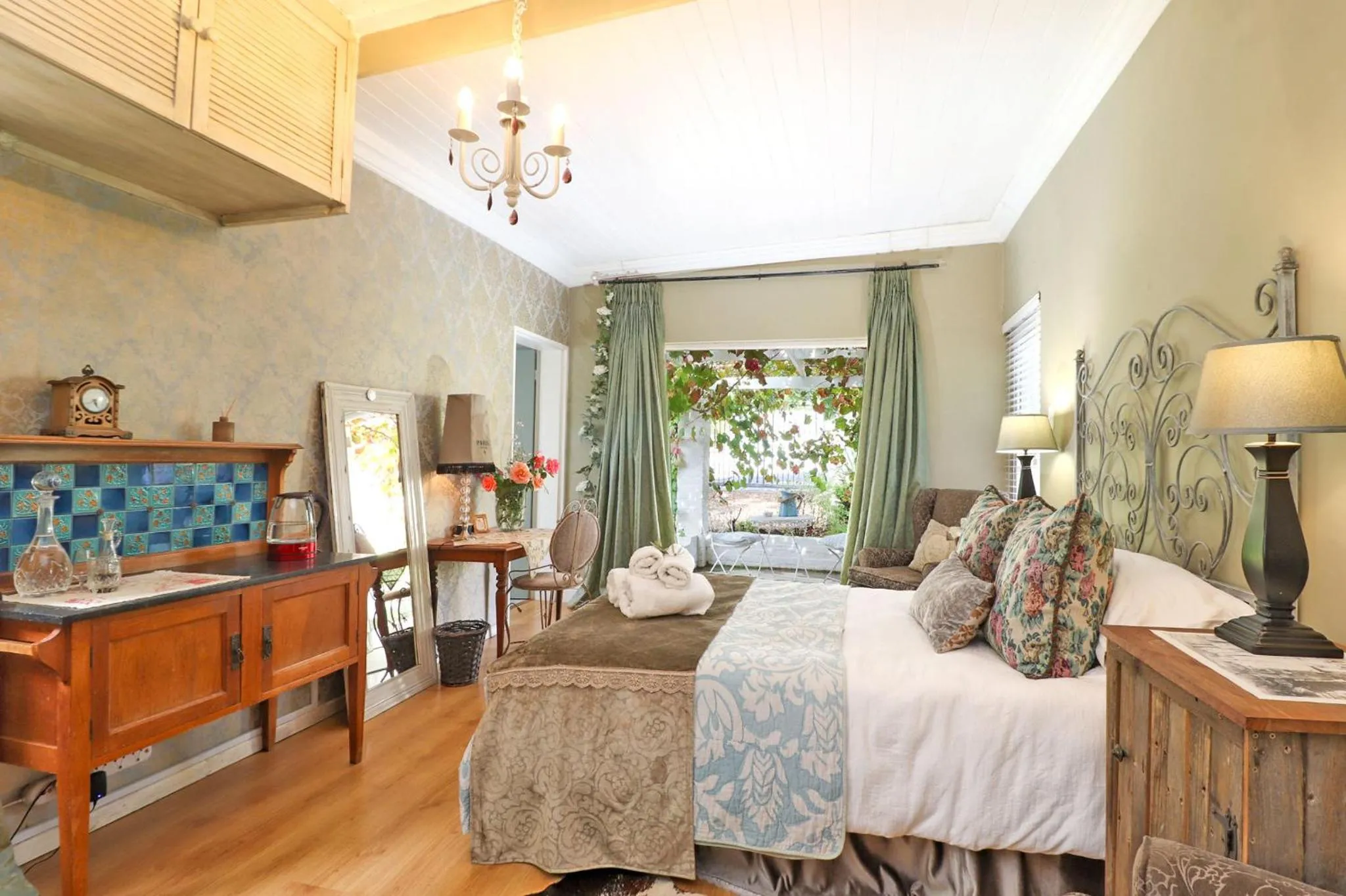 Guests, Bed in Three Oaks