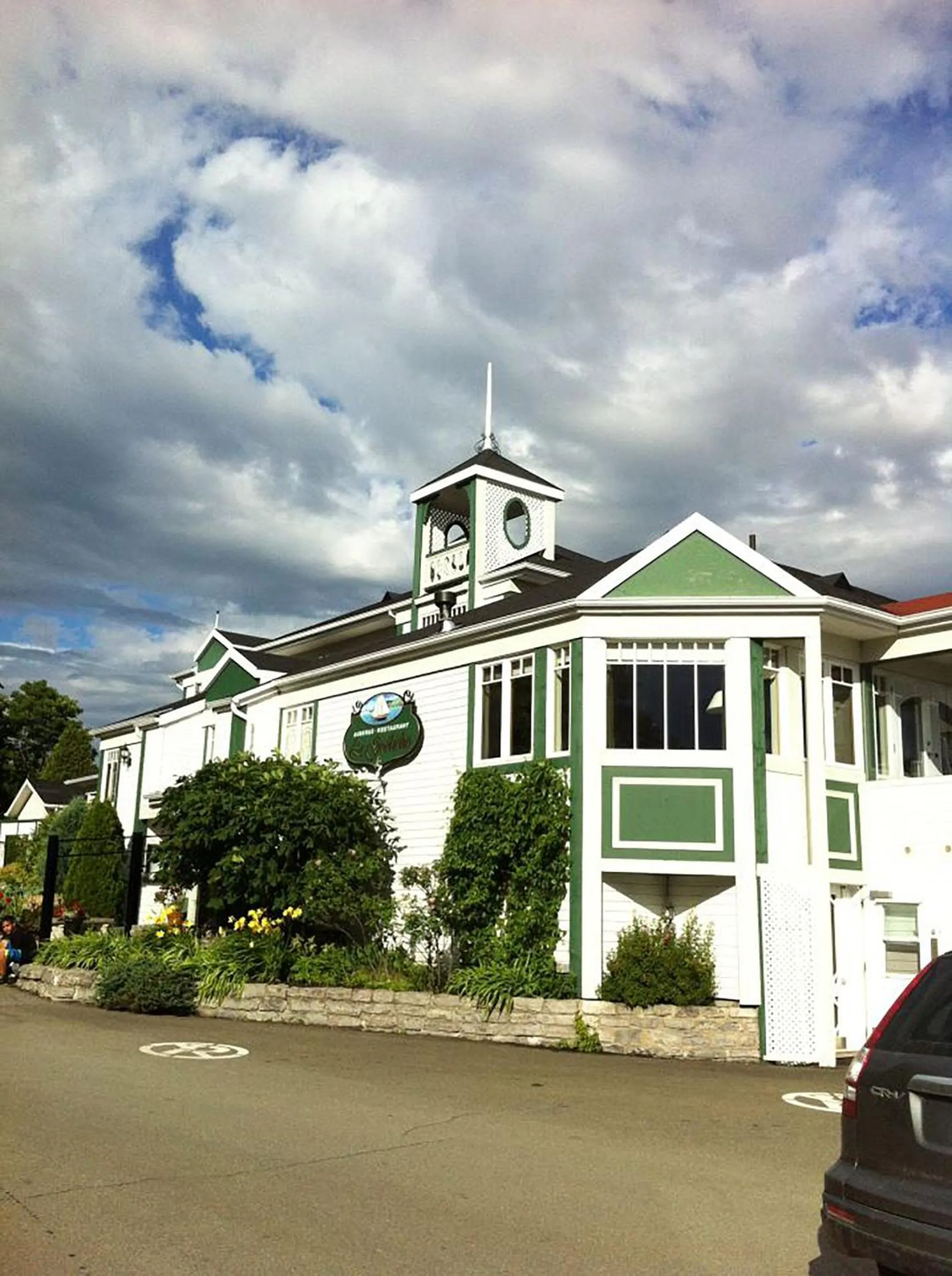 Property building in Goéliche hotel et appartement