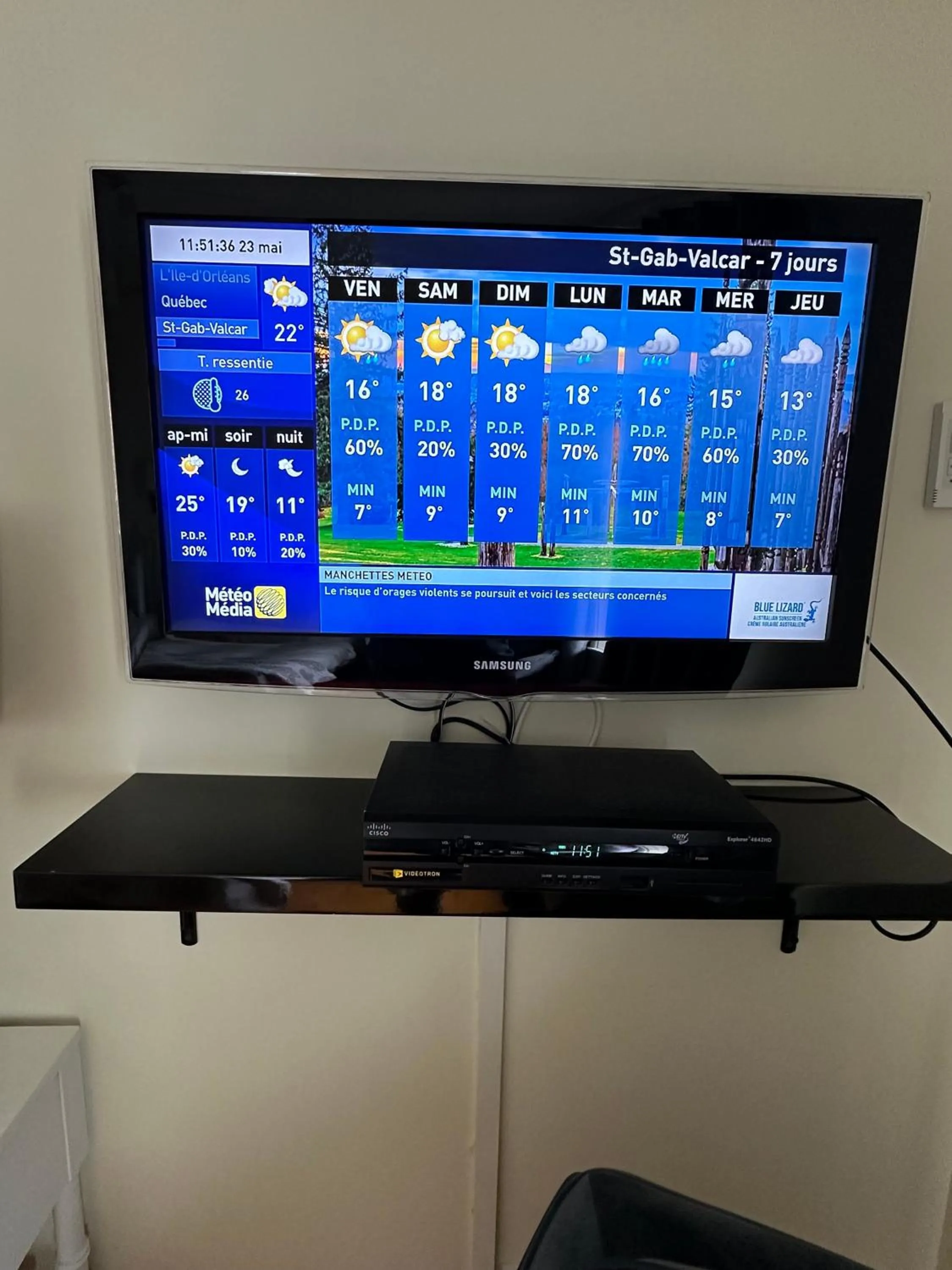 TV and multimedia in Goéliche hotel et appartement