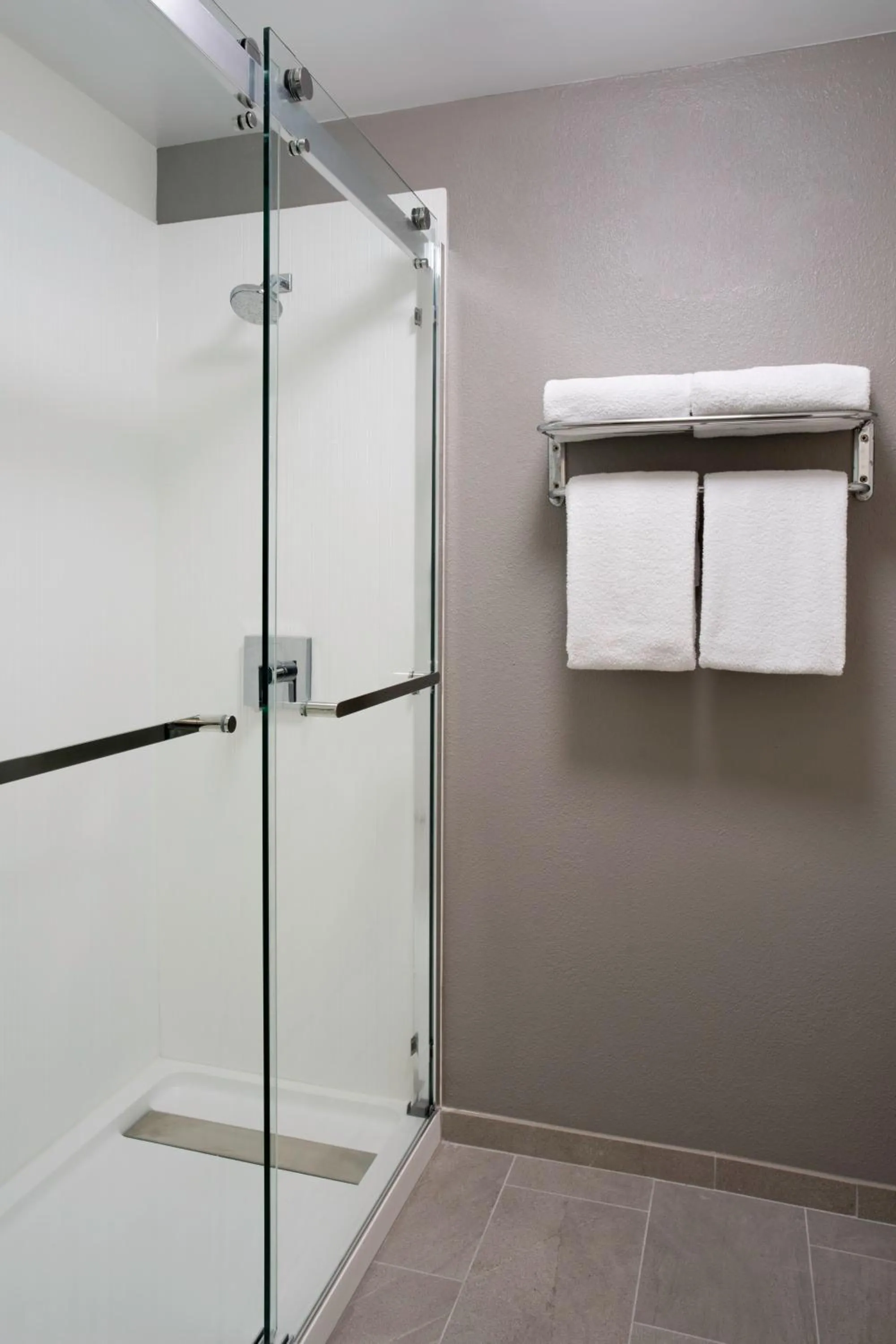 Shower in Courtyard St. Petersburg Clearwater