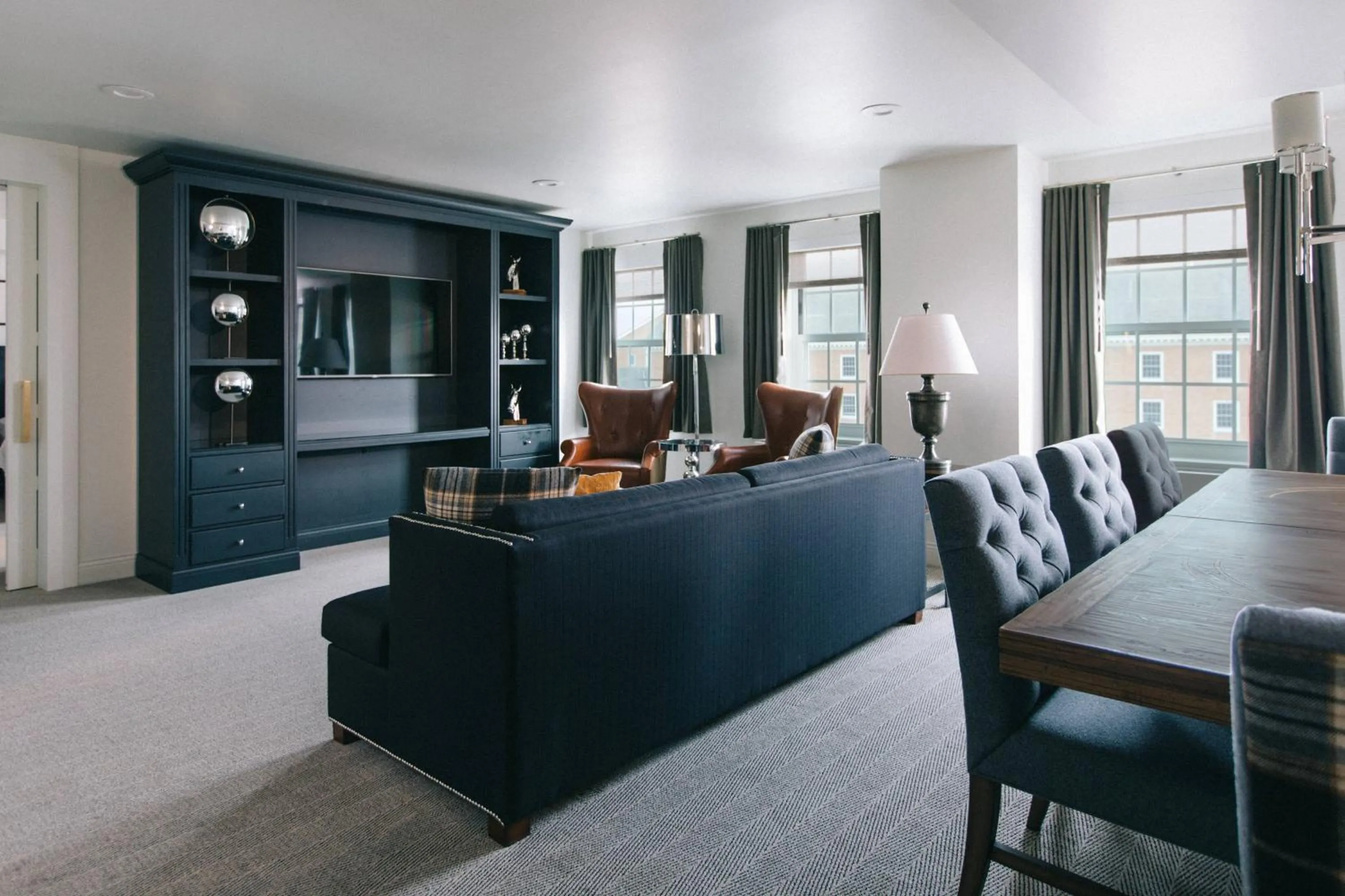 Living room in College Park Marriott Hotel & Conference Center