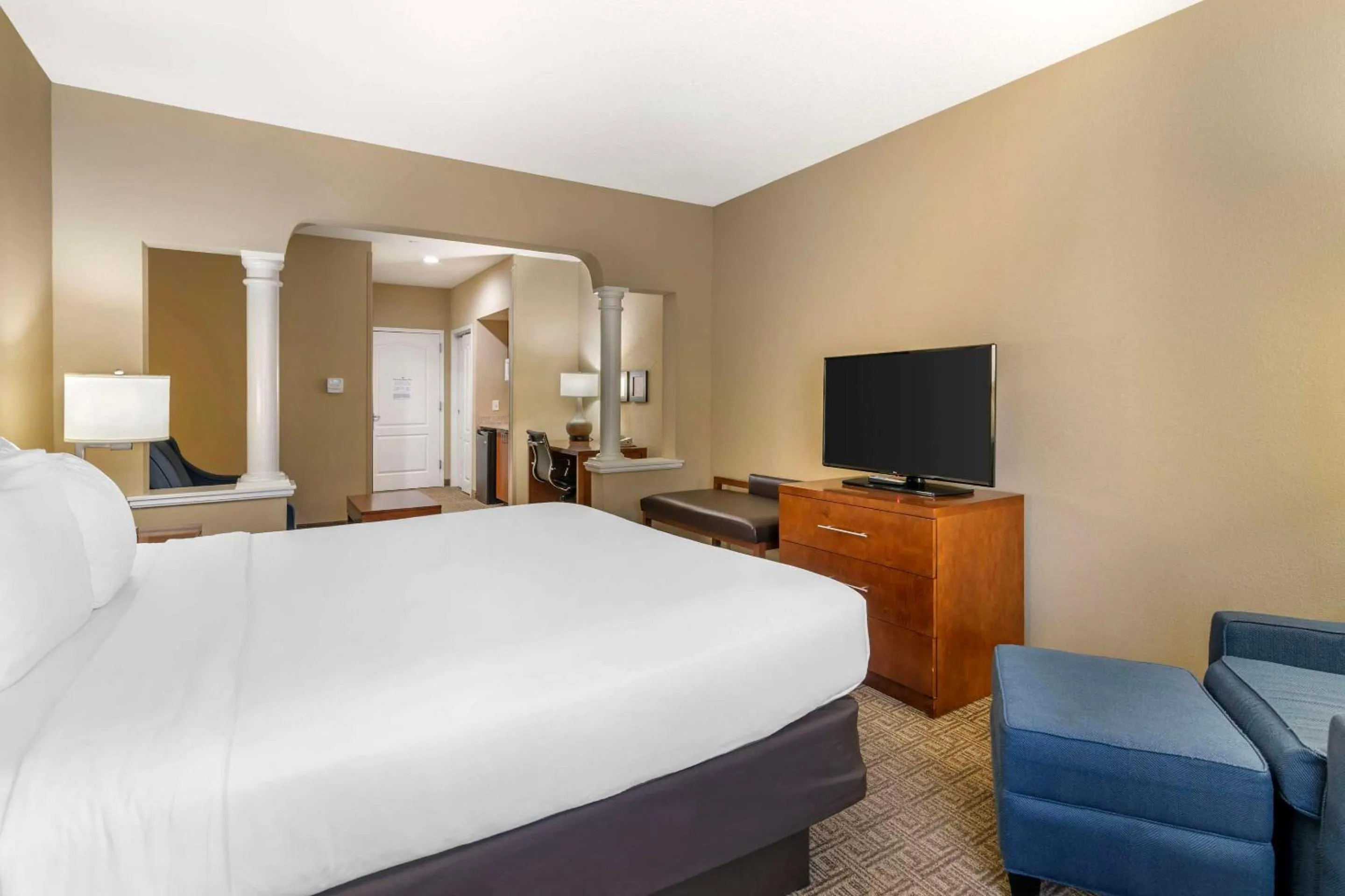 Bedroom, Bed in Comfort Inn & Suites Dover-Portsmouth