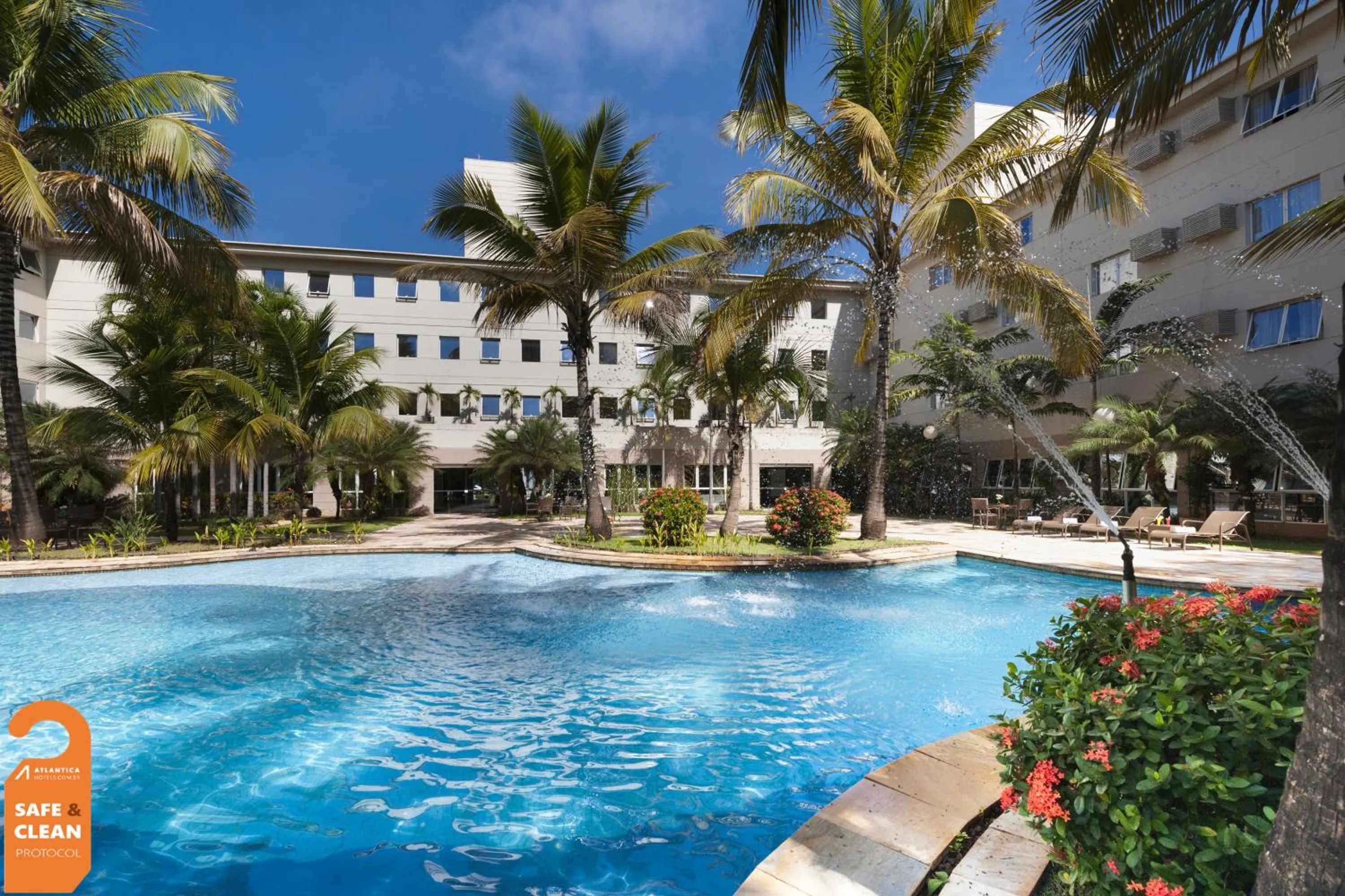 Swimming pool in Comfort Suites Flamboyant Goiânia