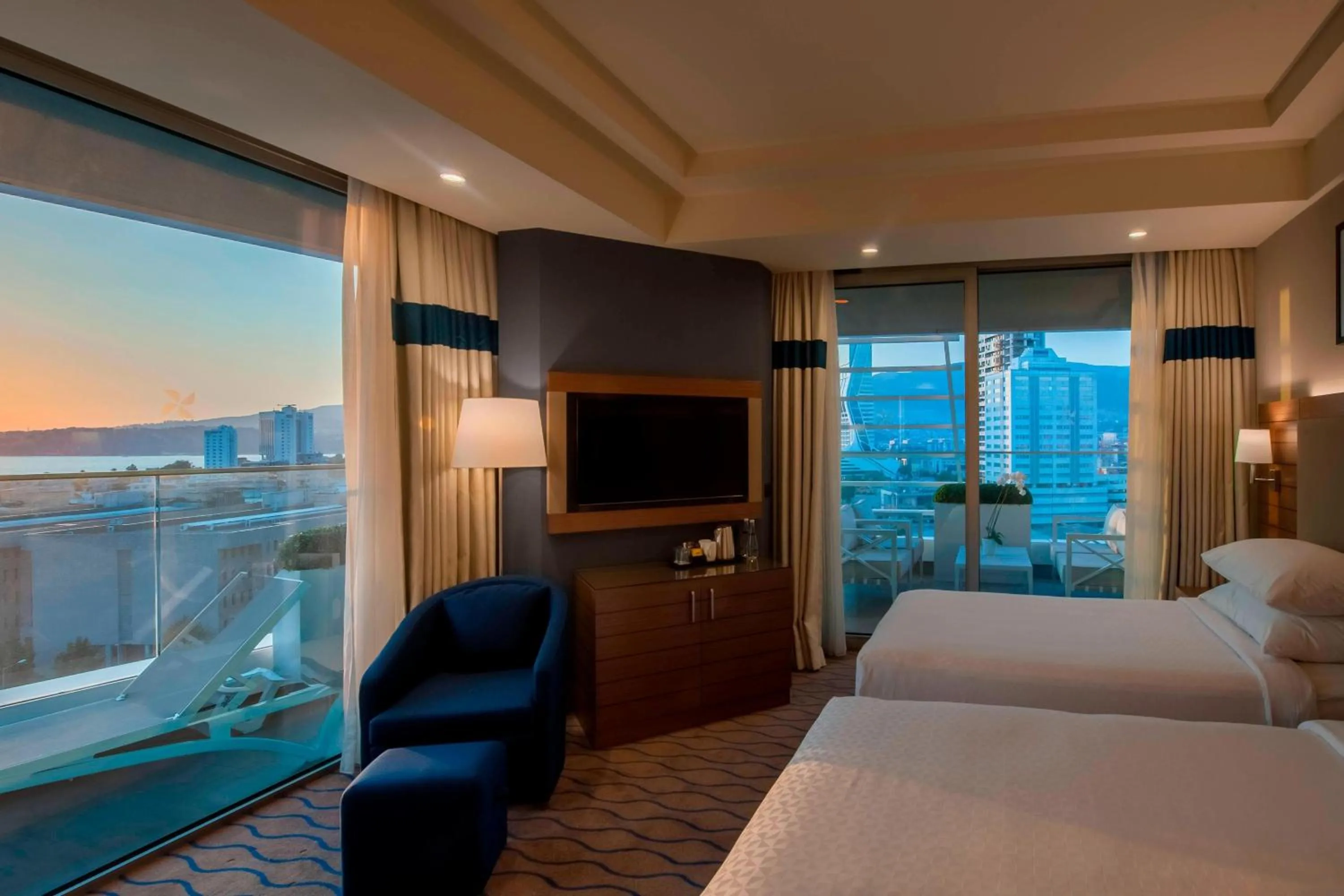 Photo of the whole room, Bed in Four Points by Sheraton Izmir