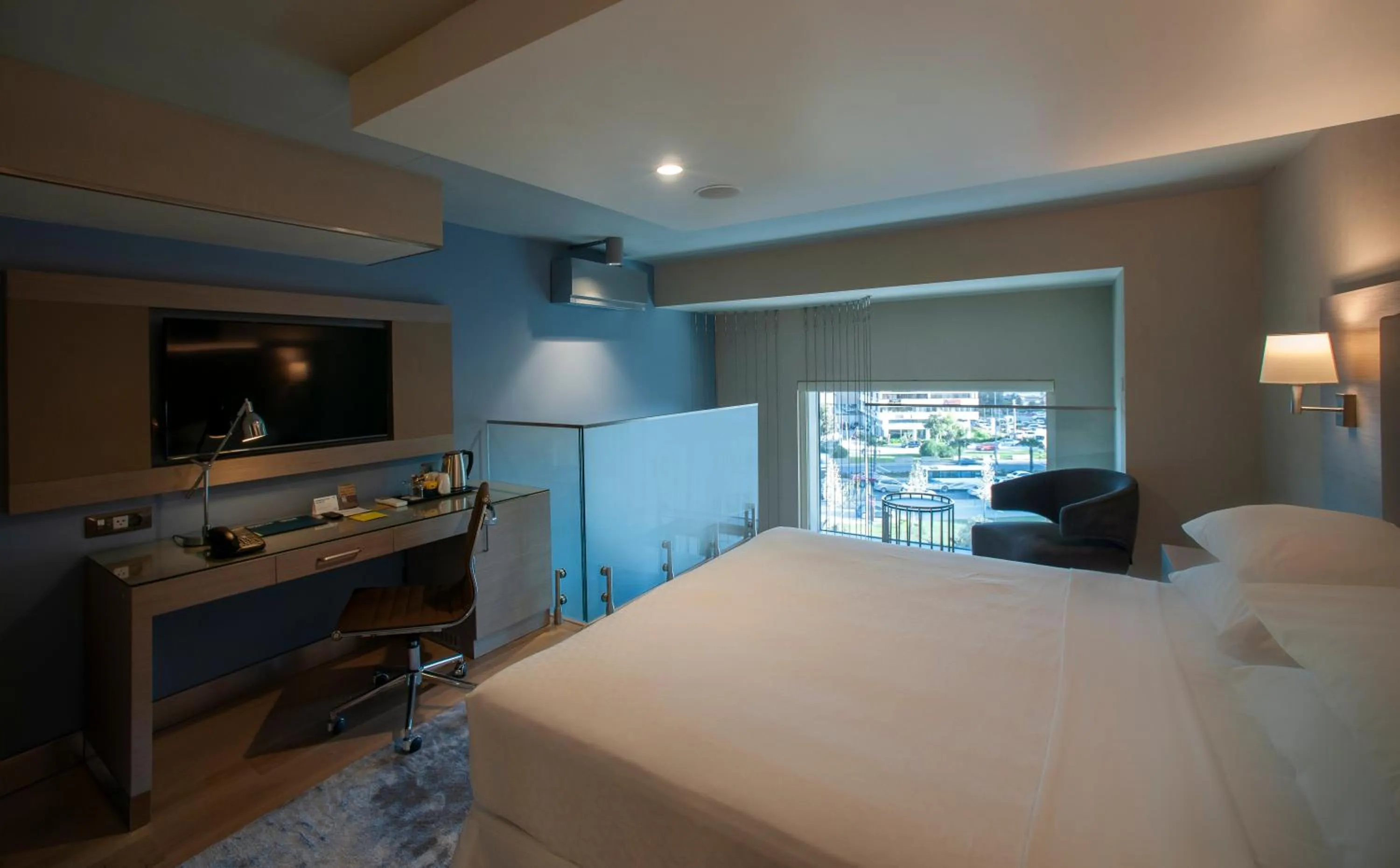 Photo of the whole room, Bed in Four Points by Sheraton Izmir