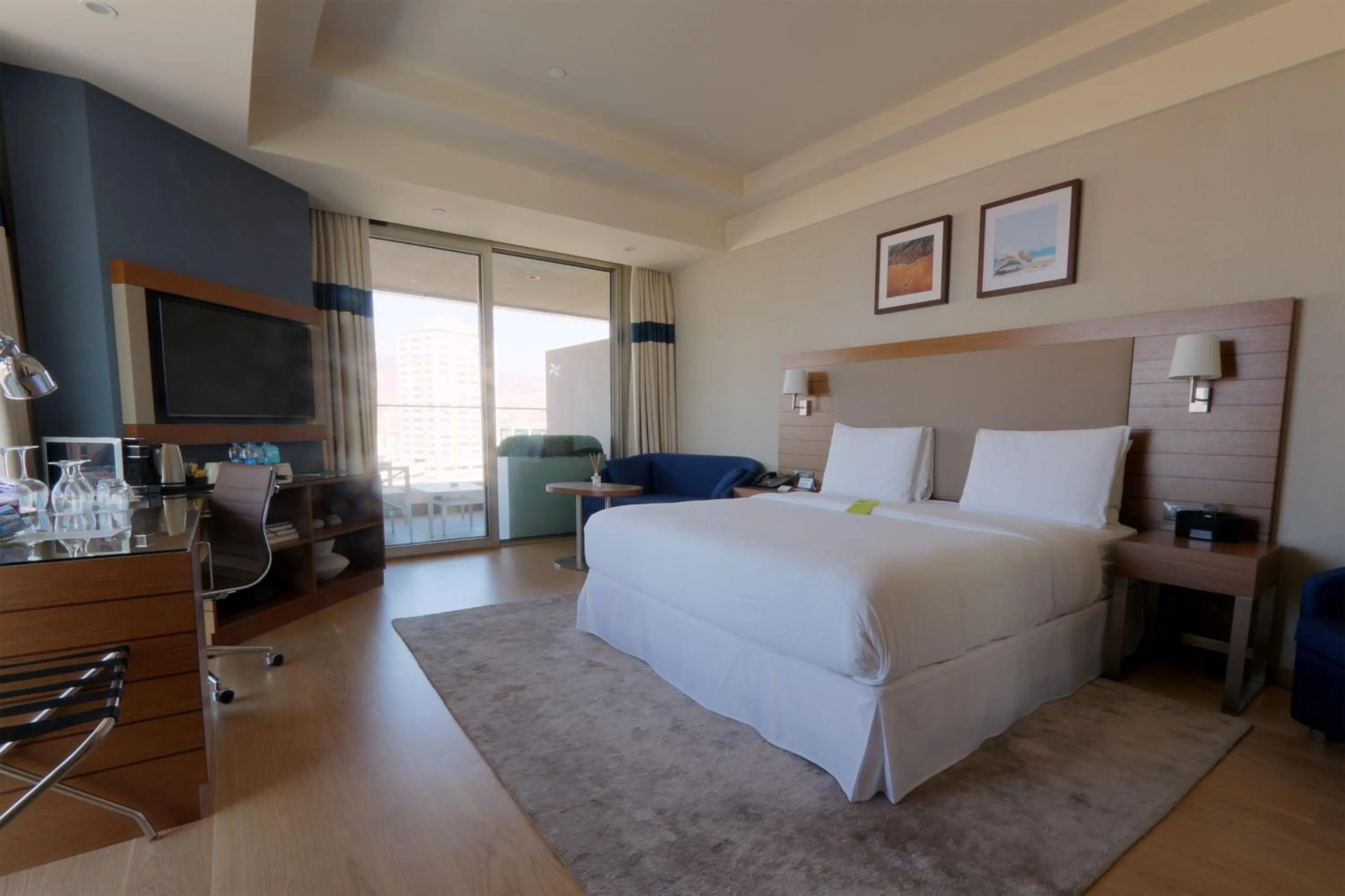 Photo of the whole room, Bed in Four Points by Sheraton Izmir