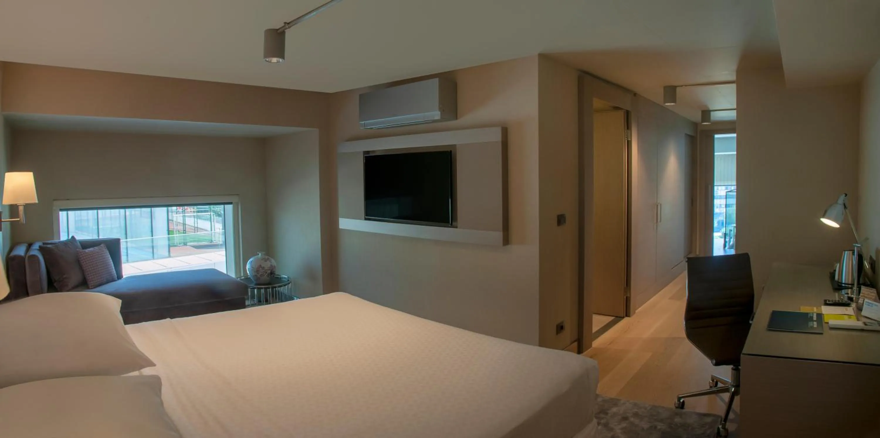 Photo of the whole room, Bed in Four Points by Sheraton Izmir