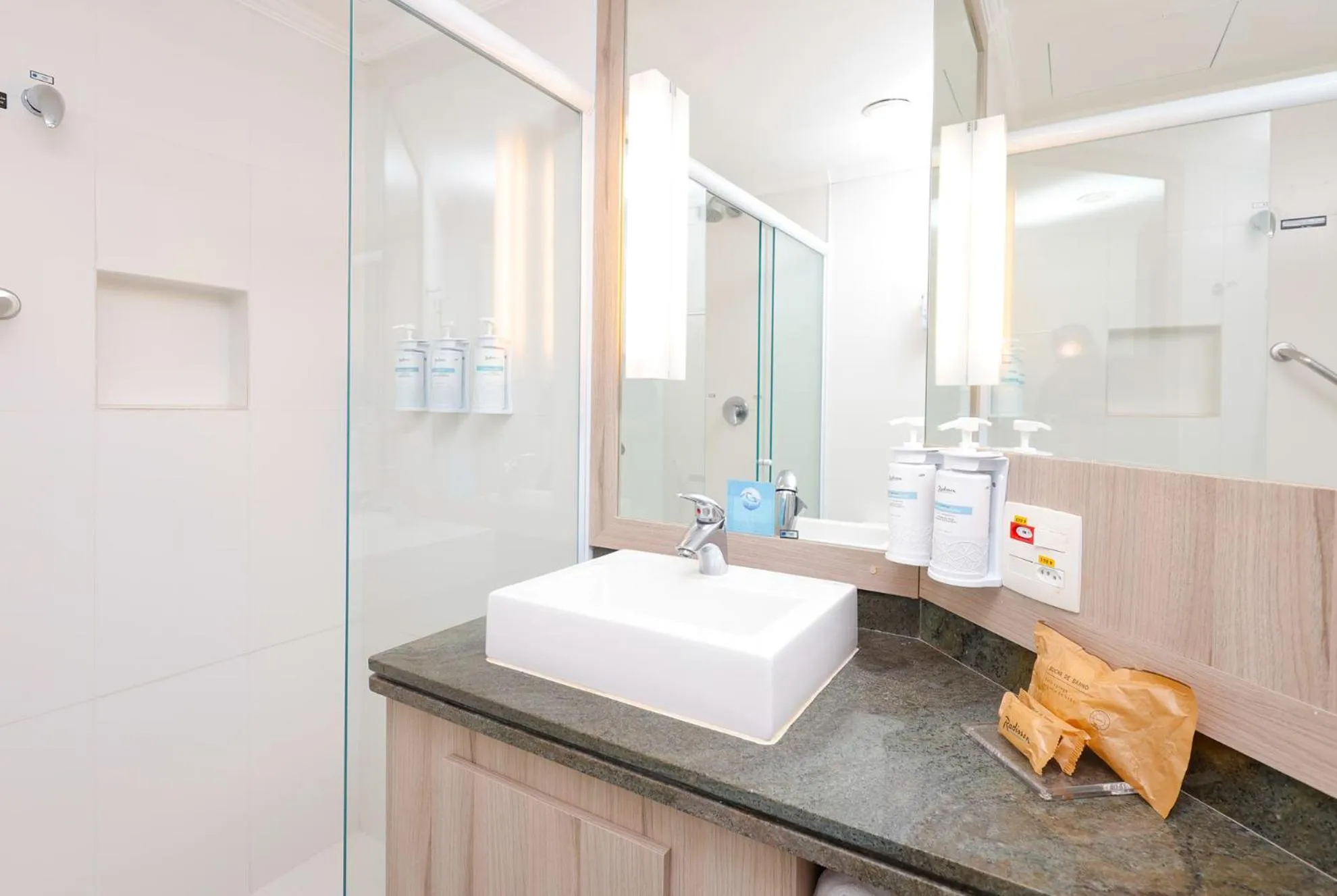 Bathroom in Radisson Oscar Freire