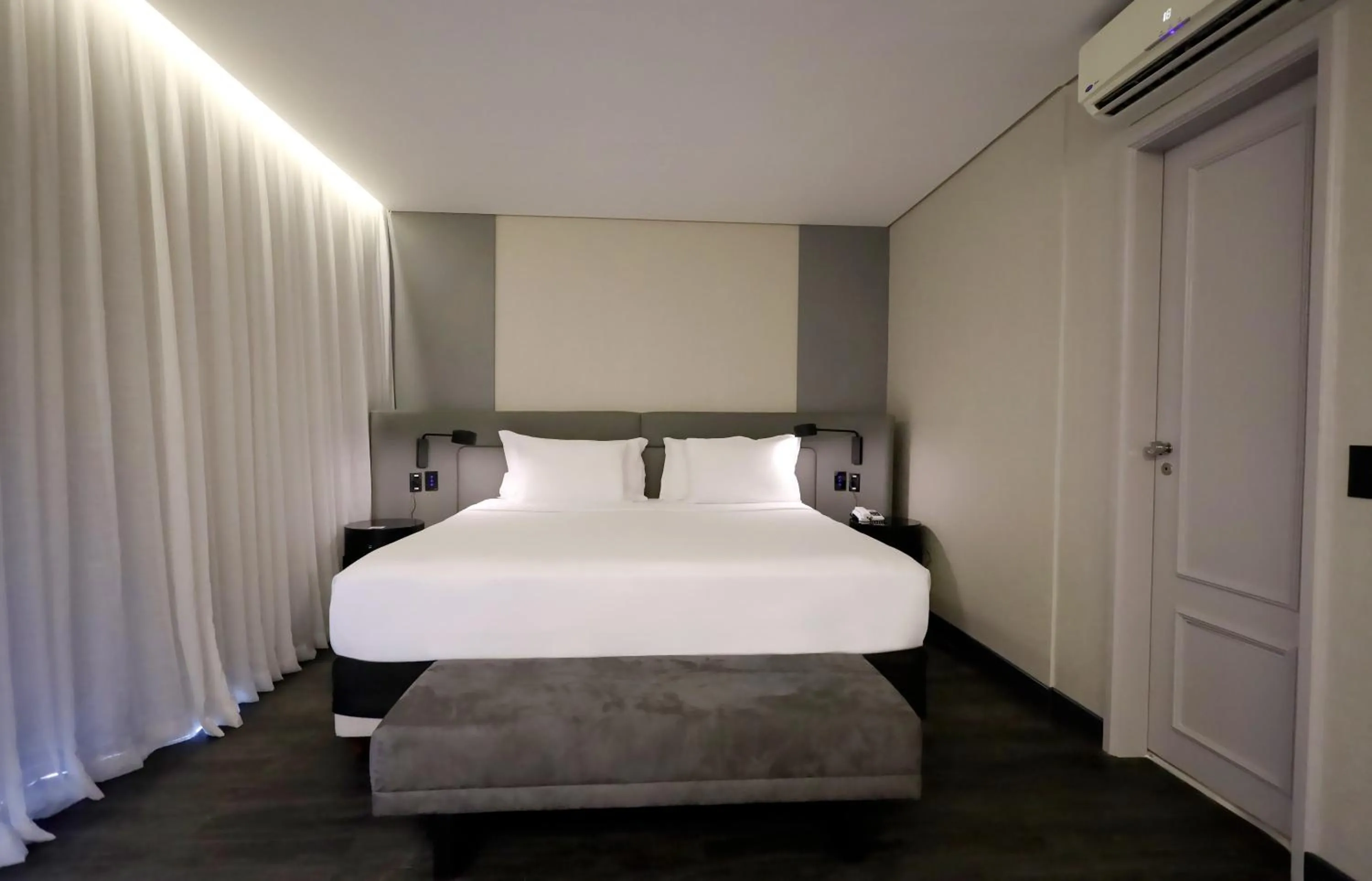 Bedroom, Bed in Radisson Oscar Freire