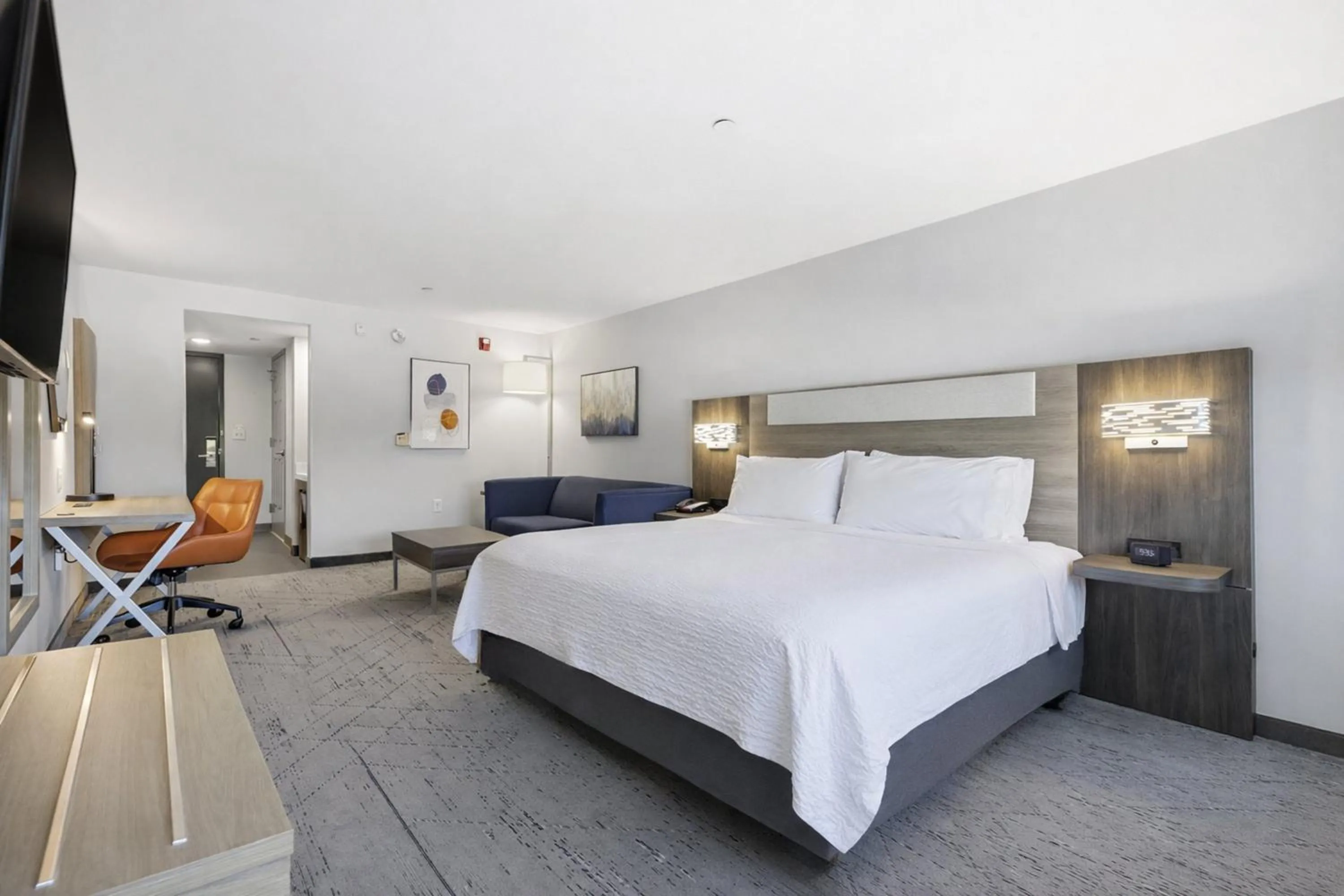 Photo of the whole room, Bed in Holiday Inn Express & Suites Raleigh West - Lenovo Center by IHG