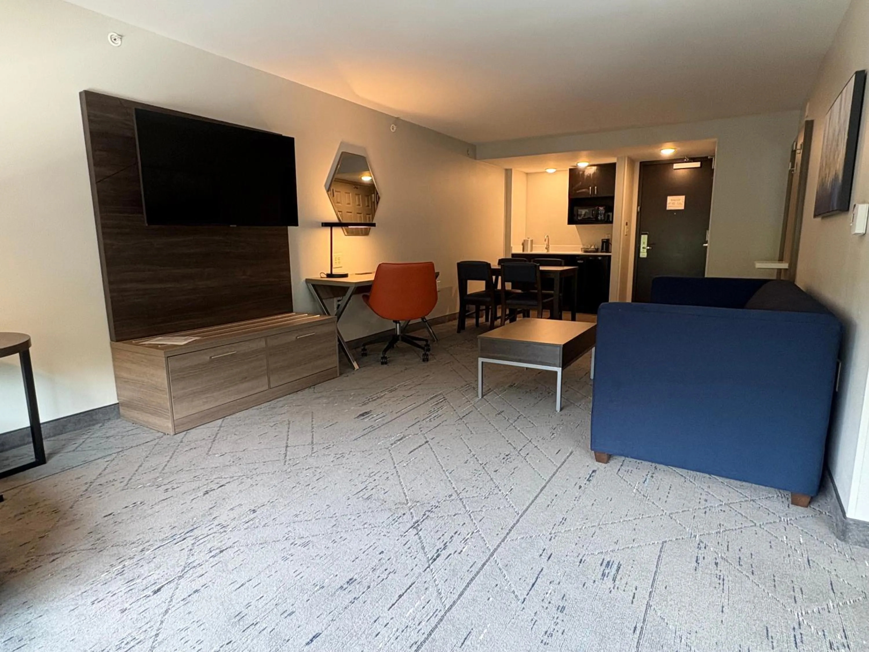 Living room in Holiday Inn Express & Suites Raleigh West - Lenovo Center by IHG