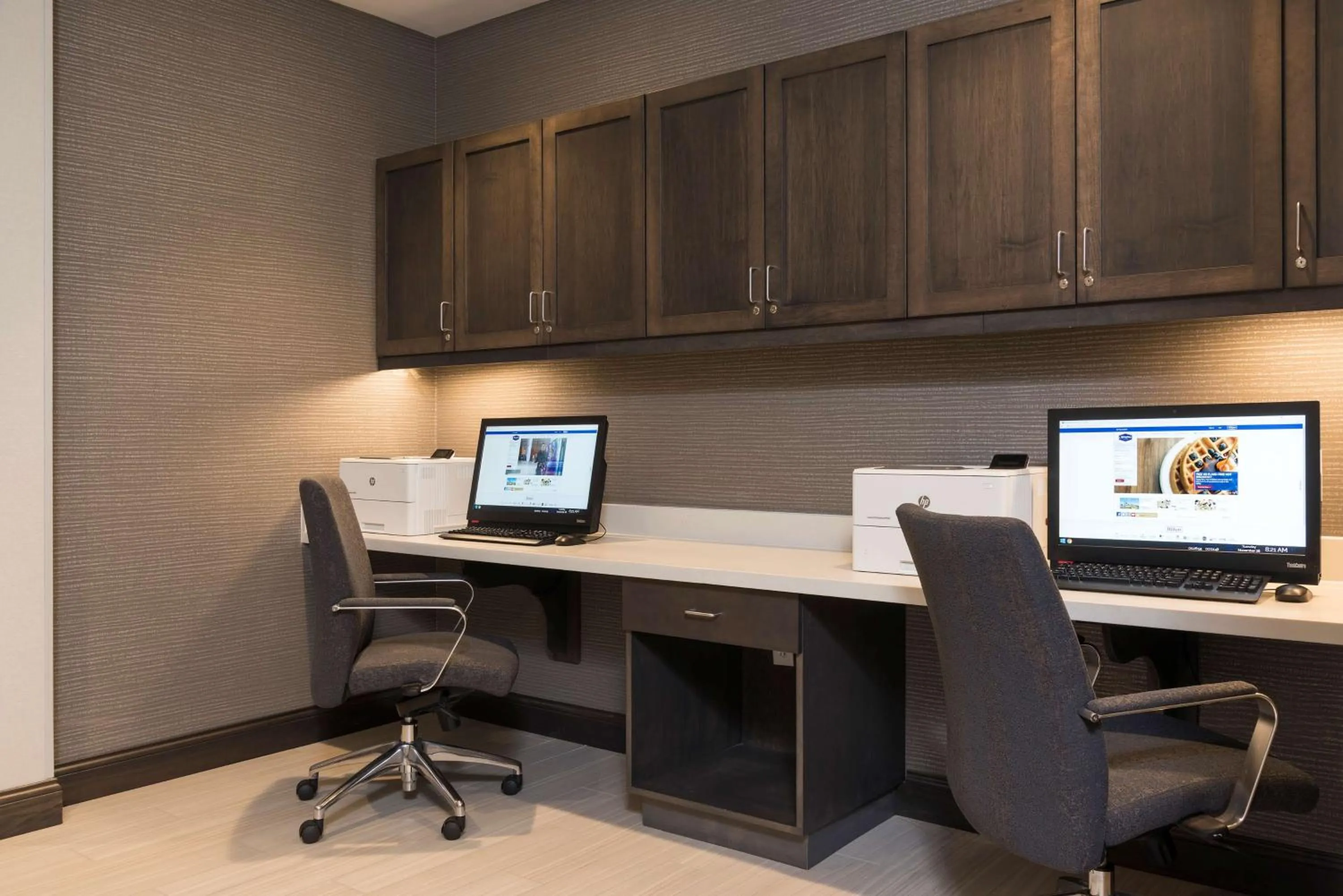 Business facilities in Hampton Inn & Suites Indianapolis-Keystone, IN