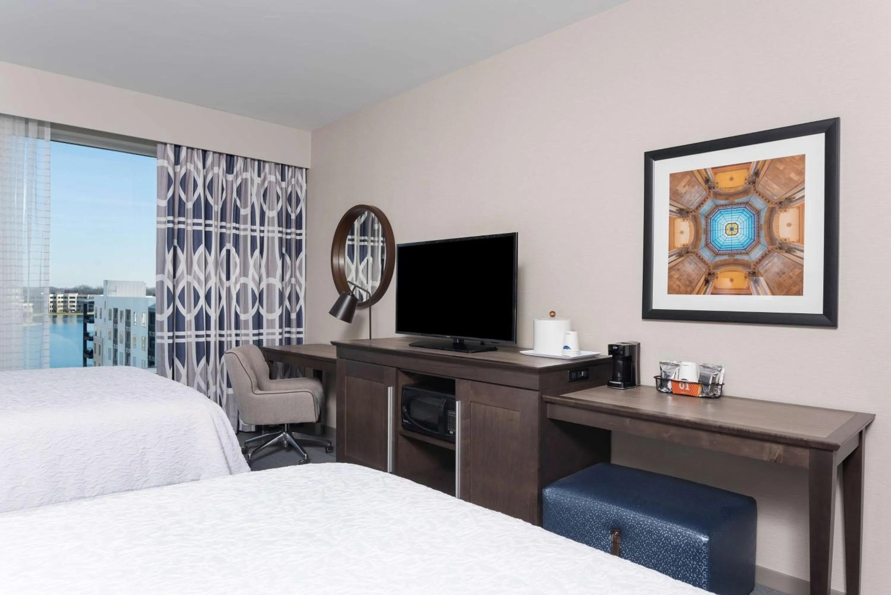 Bedroom, Bed in Hampton Inn & Suites Indianapolis-Keystone, IN