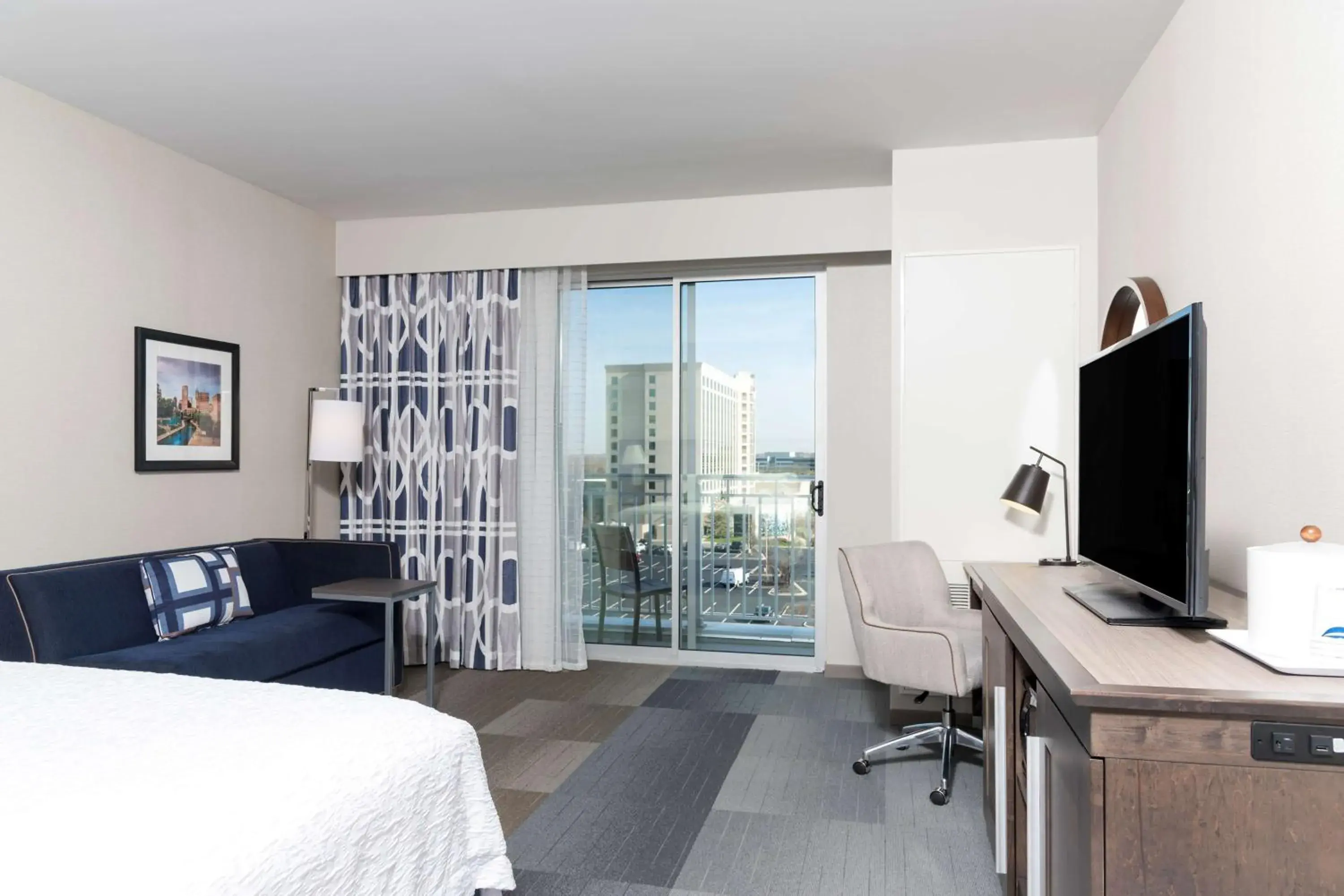 Bedroom, Bed in Hampton Inn & Suites Indianapolis-Keystone, IN Bedroom, Bed in Hampton Inn & Suites Indianapolis-Keystone, IN