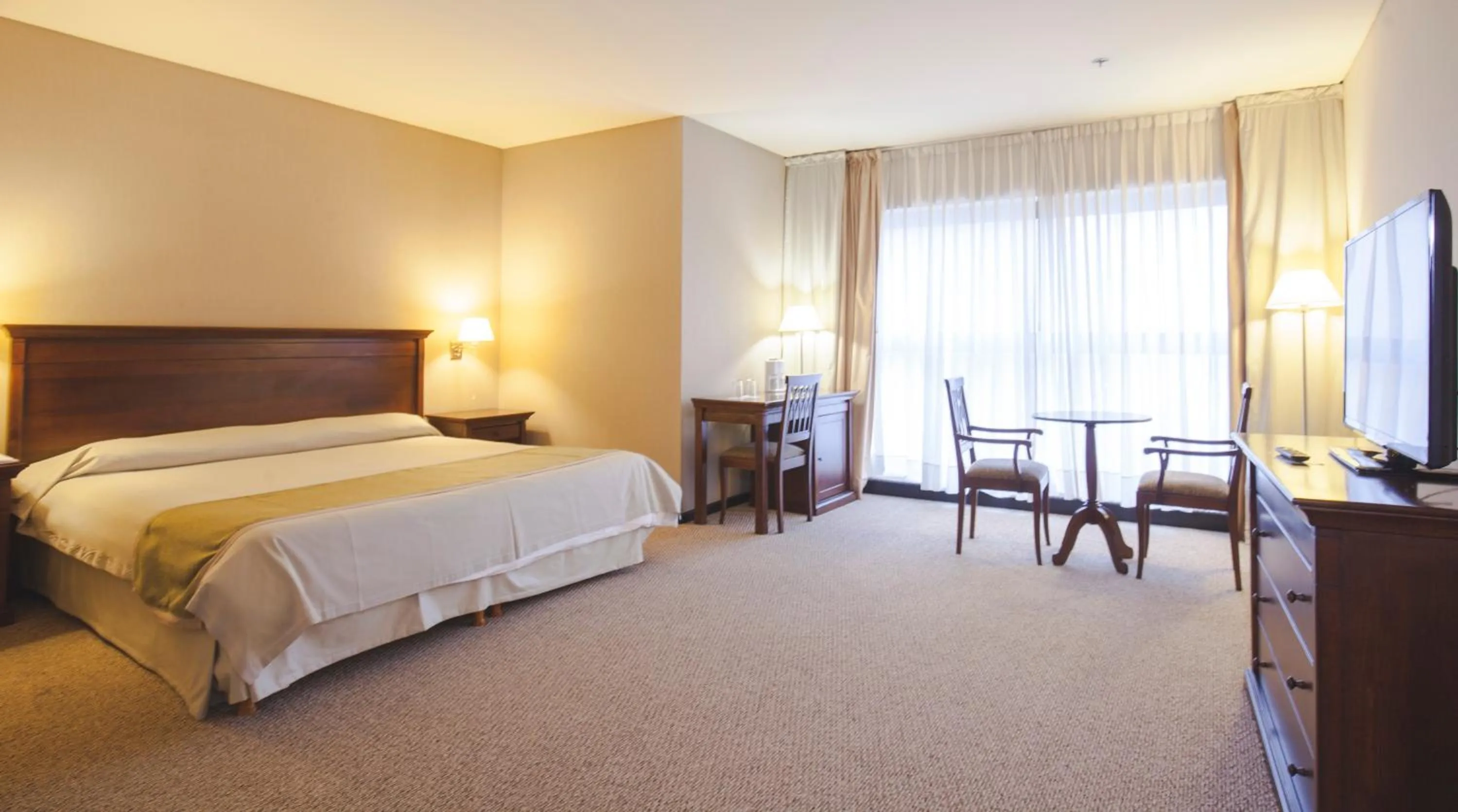 Photo of the whole room, Bed in Howard Johnson Plaza Jujuy