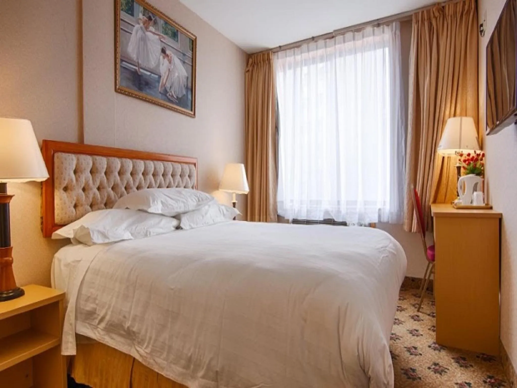 Bedroom, Bed in Flushing Hotel