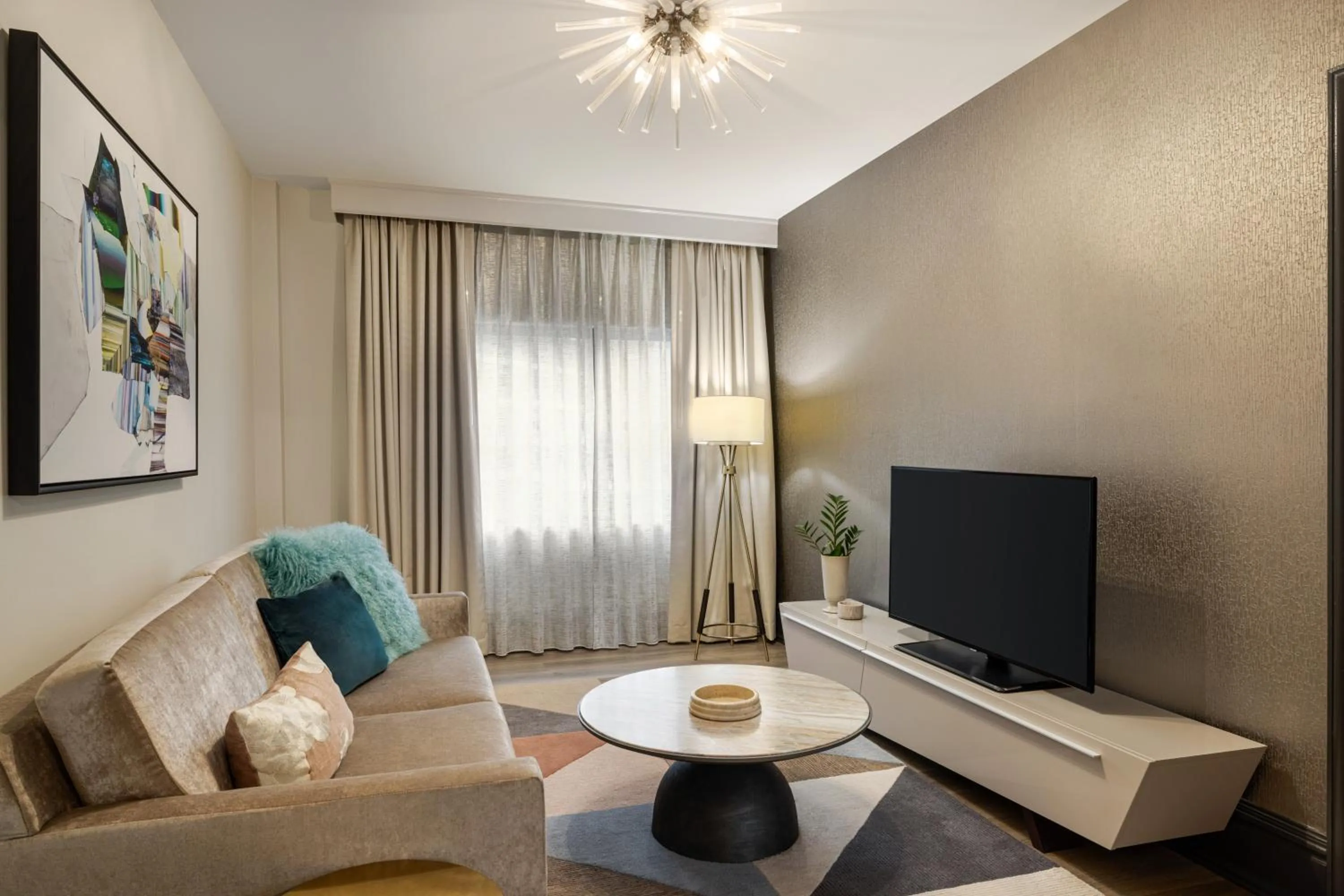 Living room in The American Hotel Atlanta Downtown-a Doubletree by Hilton