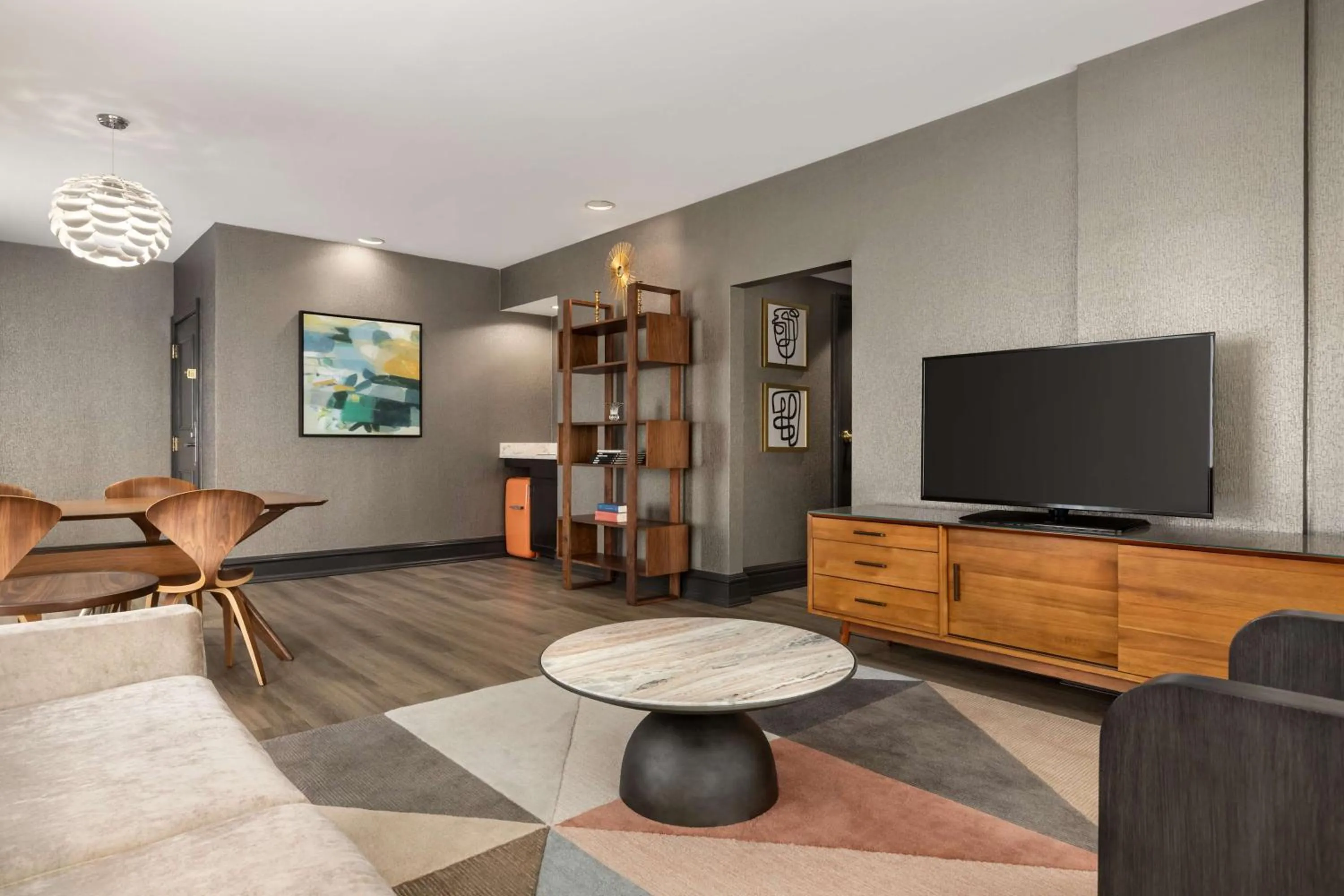 Living room in The American Hotel Atlanta Downtown-a Doubletree by Hilton