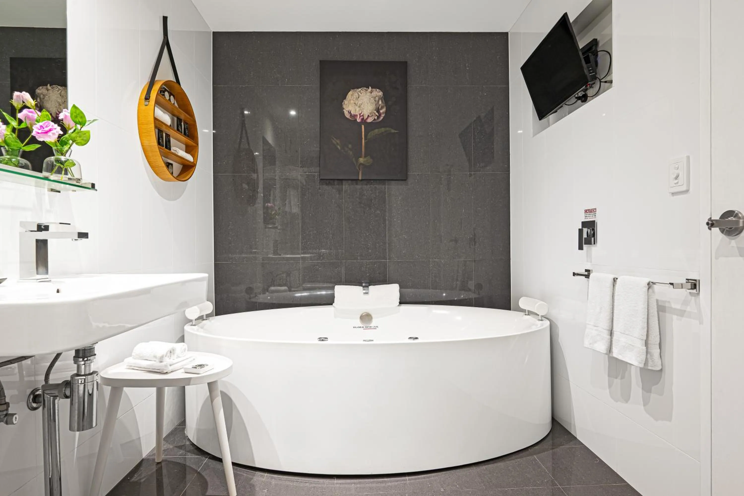 Public Bath in North Adelaide Boutique Stays Accommodation