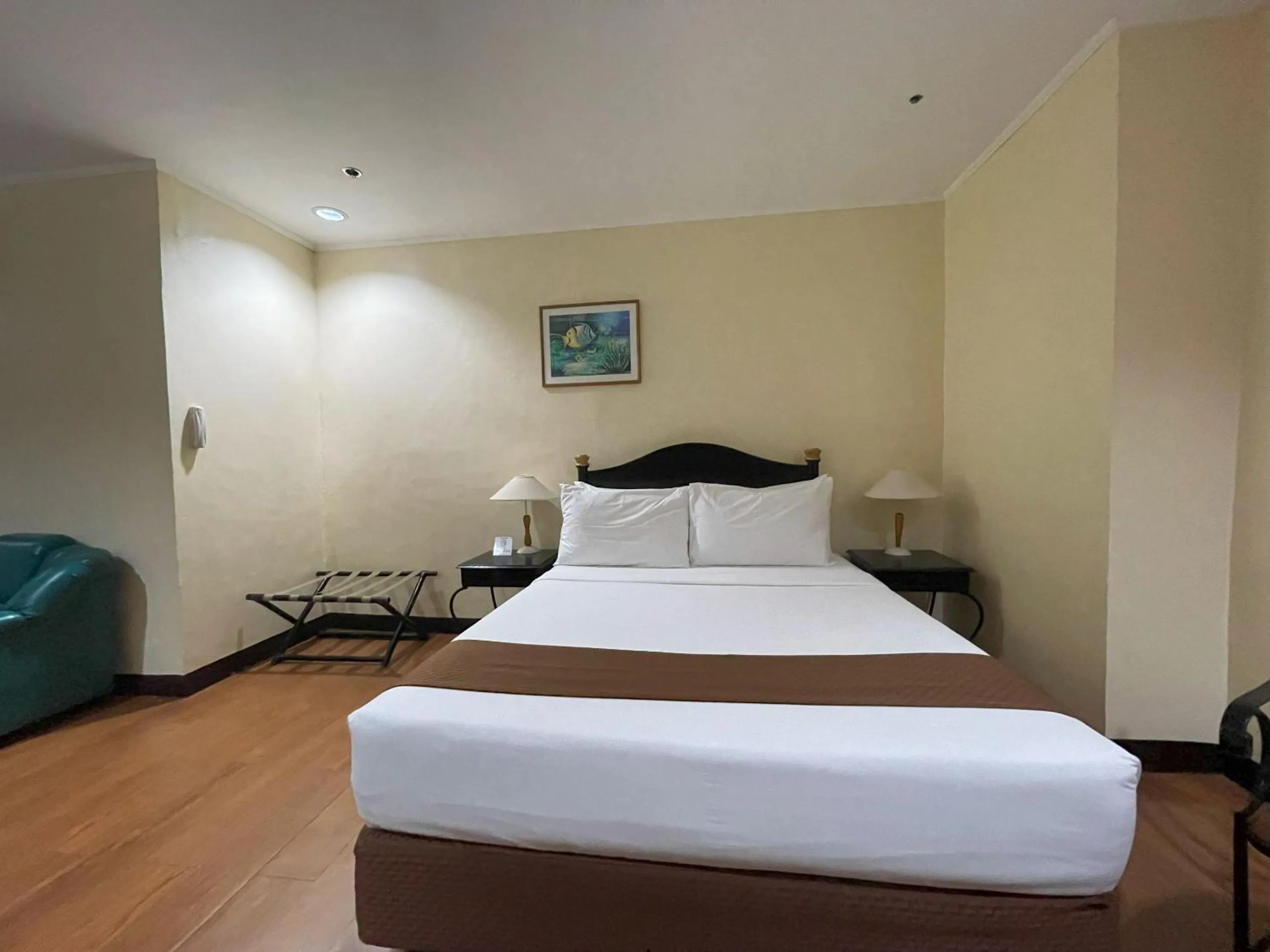 Bed in Golden Peak Hotel & Suites powered by Cocotel