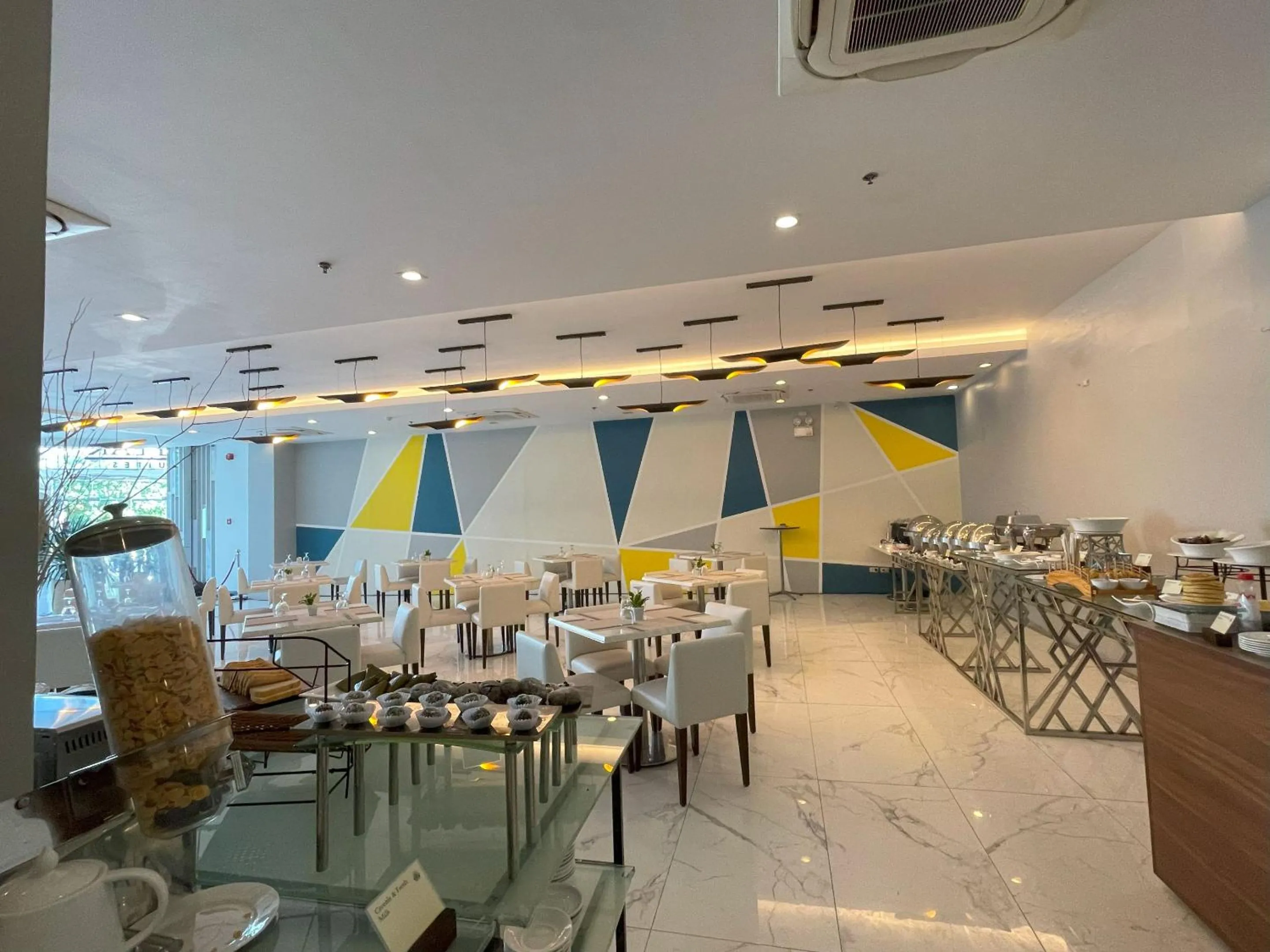 Golden Peak Hotel & Suites powered by Cocotel