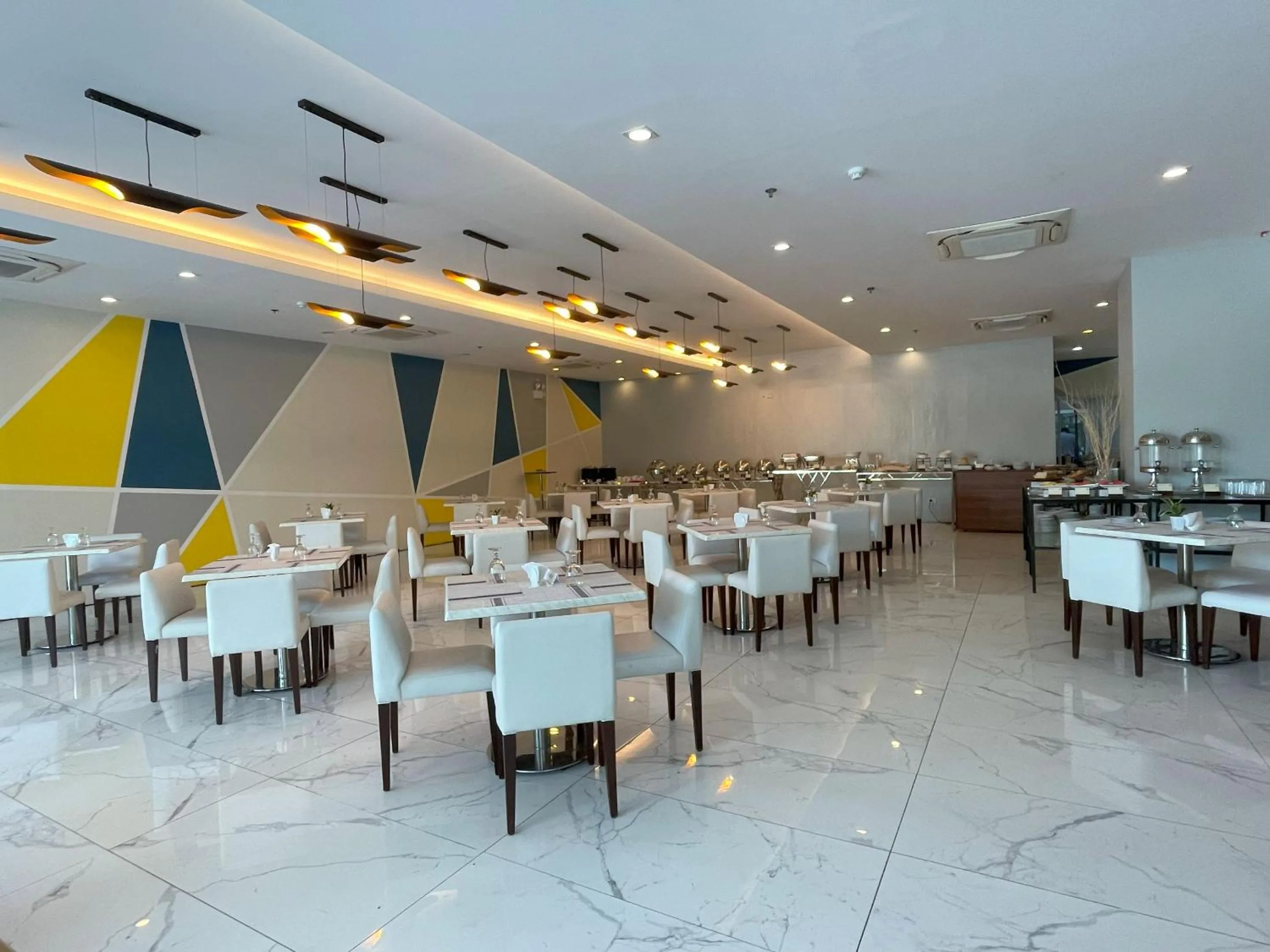 Golden Peak Hotel & Suites powered by Cocotel